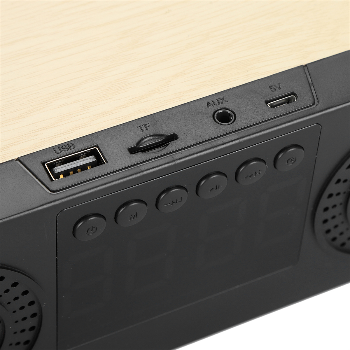 Ein schwarzer Lautsprecher mit verschiedenen Tasten, darunter ein USB-Anschluss und ein AUX-Eingang.