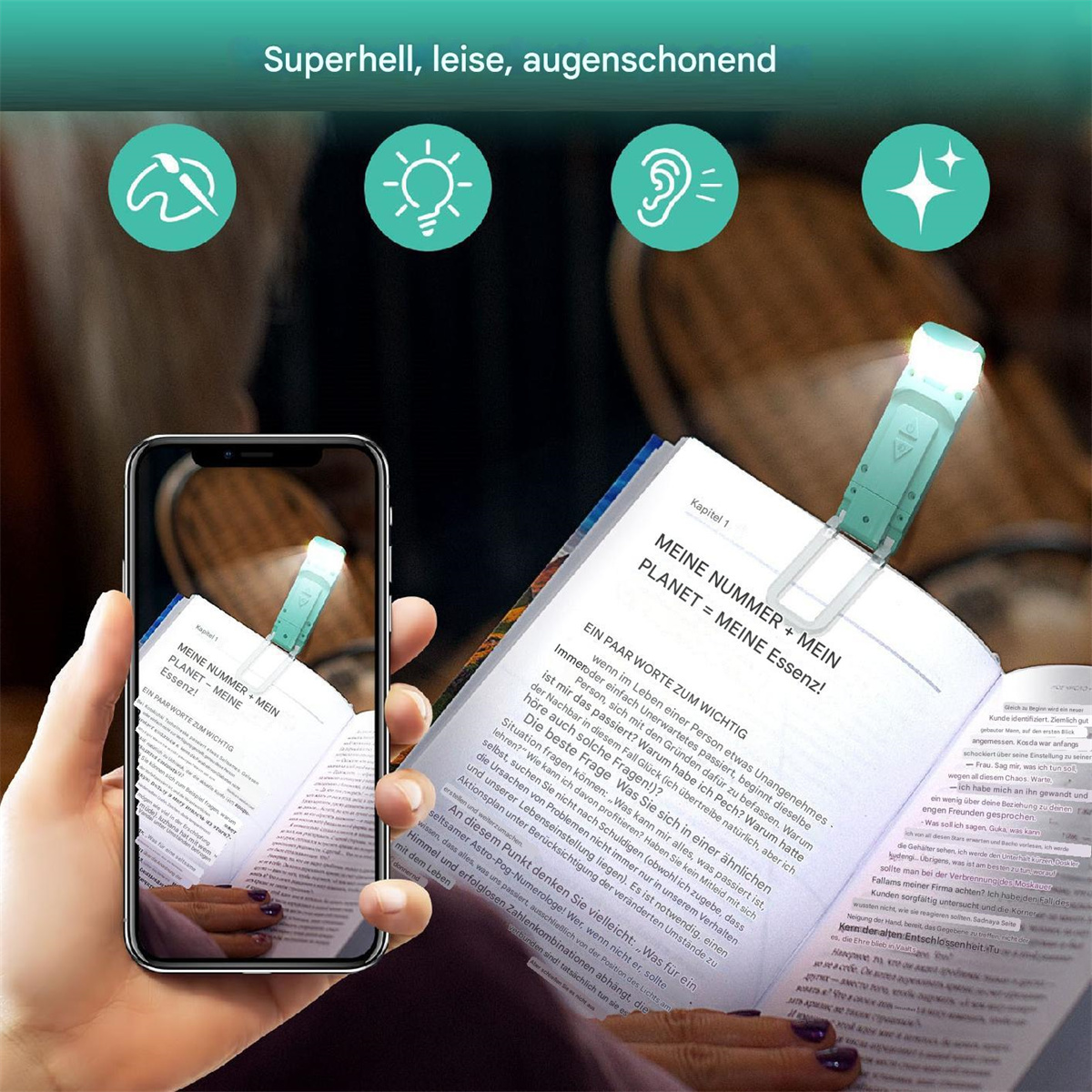 Ein Buch wird mit einer kleinen, anklipsbaren Leselampe gelesen. Das Licht ist an und beleuchtet die Seite.