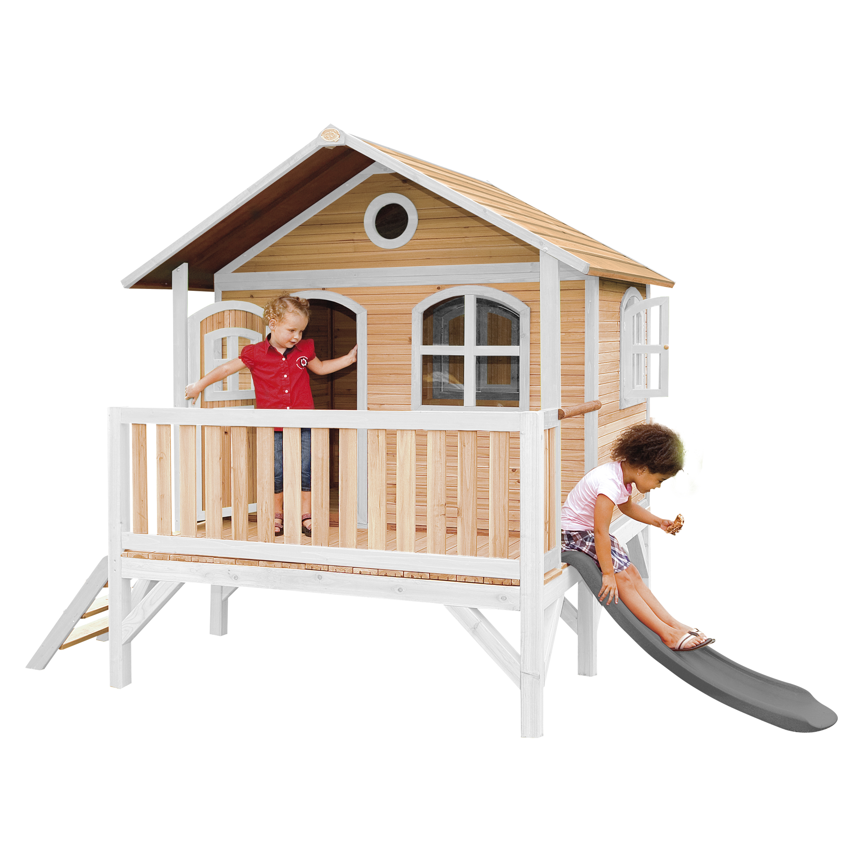 Ein Spielhaus aus Holz mit Rutsche und zwei Kindern, die darauf spielen.