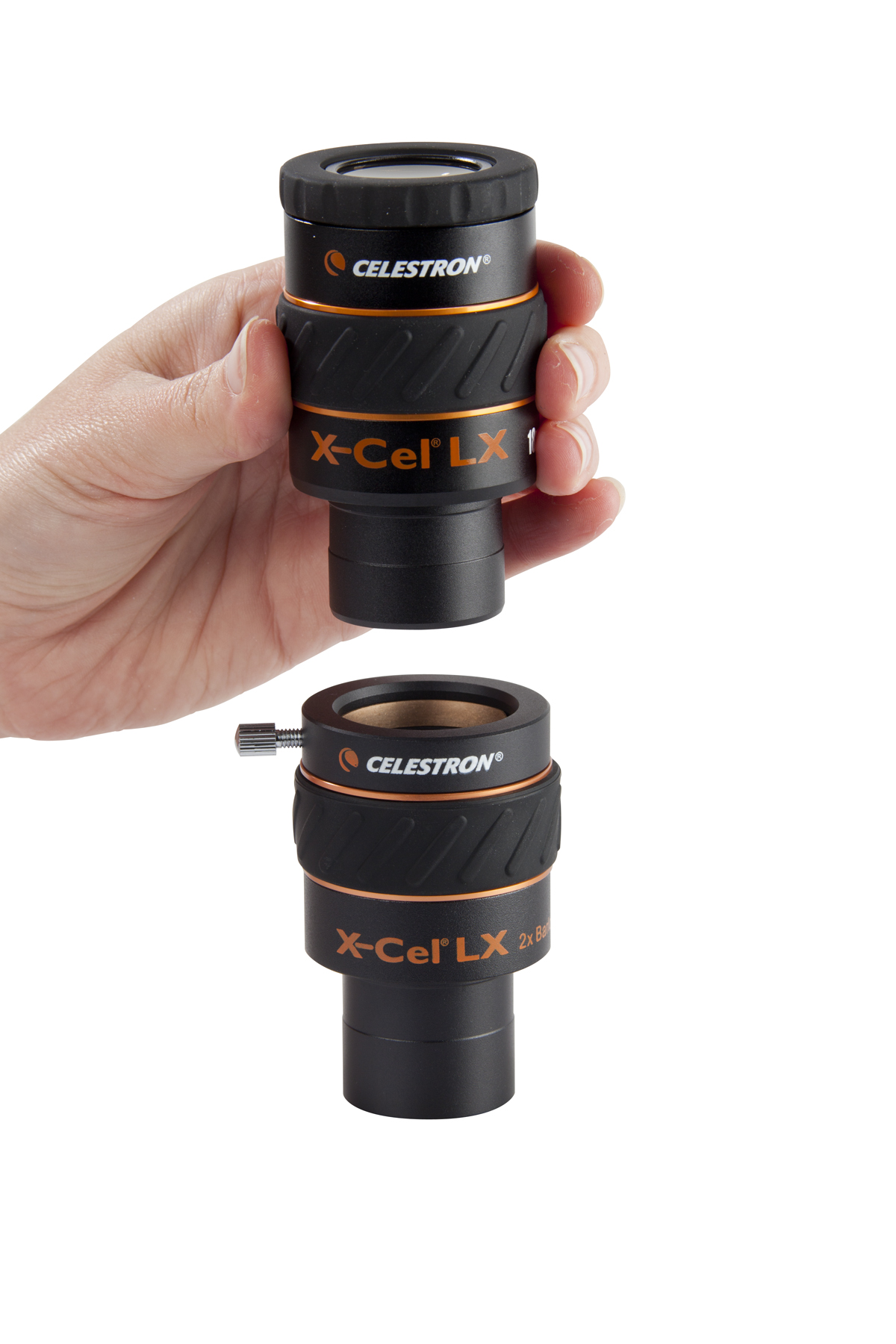 Eine Hand, die zwei schwarze Teleskopokulare hält. Beide sind mit 'Celestron' und 'X-Cel LX' beschriftet.