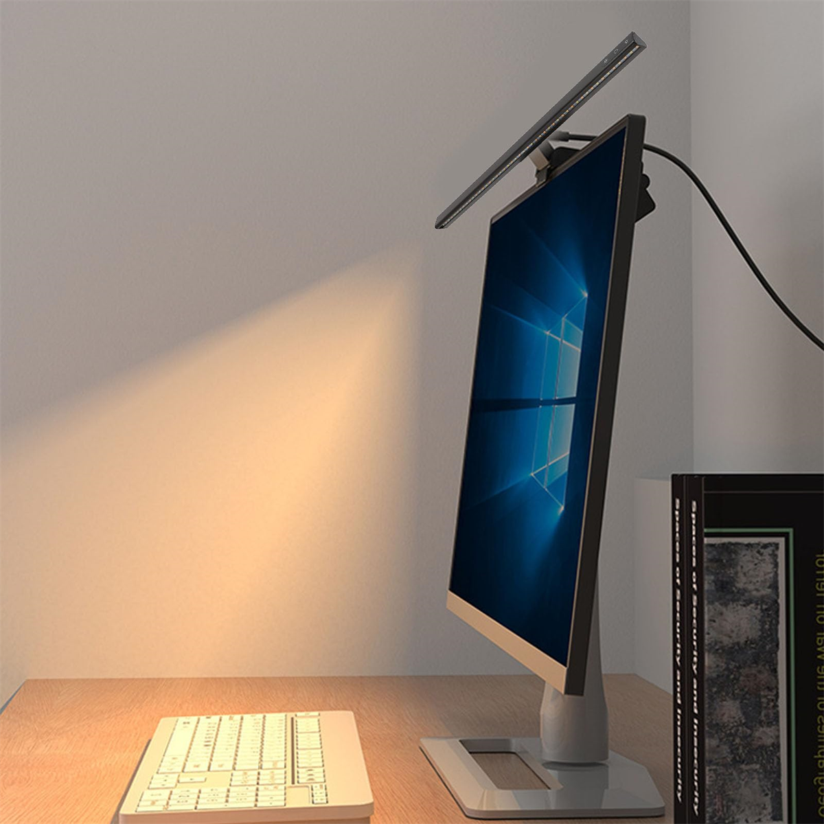 Monitor mit Lichtleiste auf einem Schreibtisch, der den Schreibtisch beleuchtet.