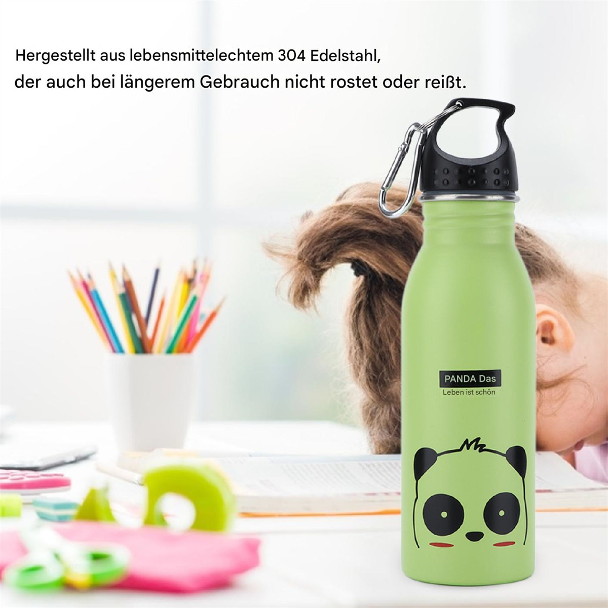 Eine grüne Panda Das Wasserflasche mit einem Panda-Gesicht auf einem Schreibtisch.