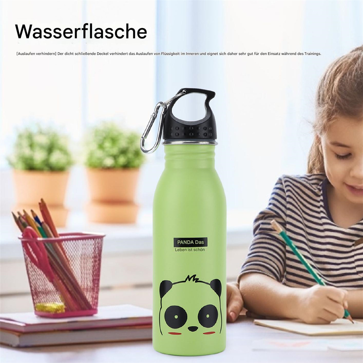 Eine grüne Wasserflasche mit Panda-Motiv steht auf einem Tisch mit Stiften und einem Mädchen, das im Hintergrund zeichnet.