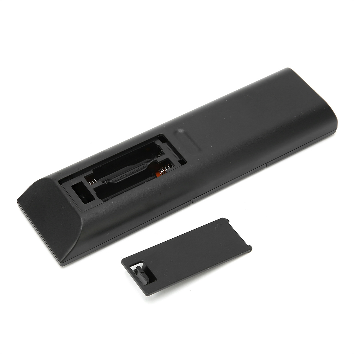 Die Rückseite einer schwarzen Fernbedienung, mit abgenommener Batterieabdeckung, die das Batteriefach zeigt.