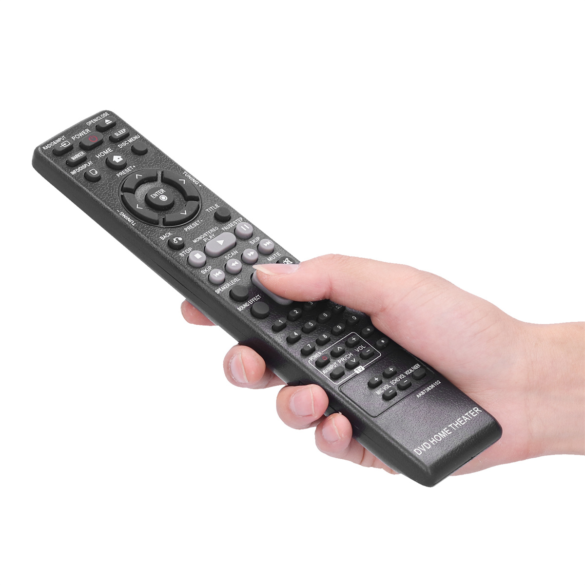 Eine Hand, die eine schwarze DVD-Heimkino-Fernbedienung mit verschiedenen beschrifteten Tasten hält.