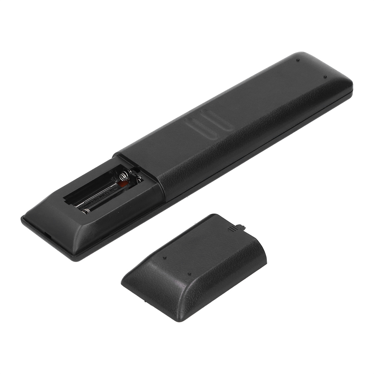 Schwarze Fernbedienung mit geöffnetem Batteriefach. Batterien sind sichtbar.
