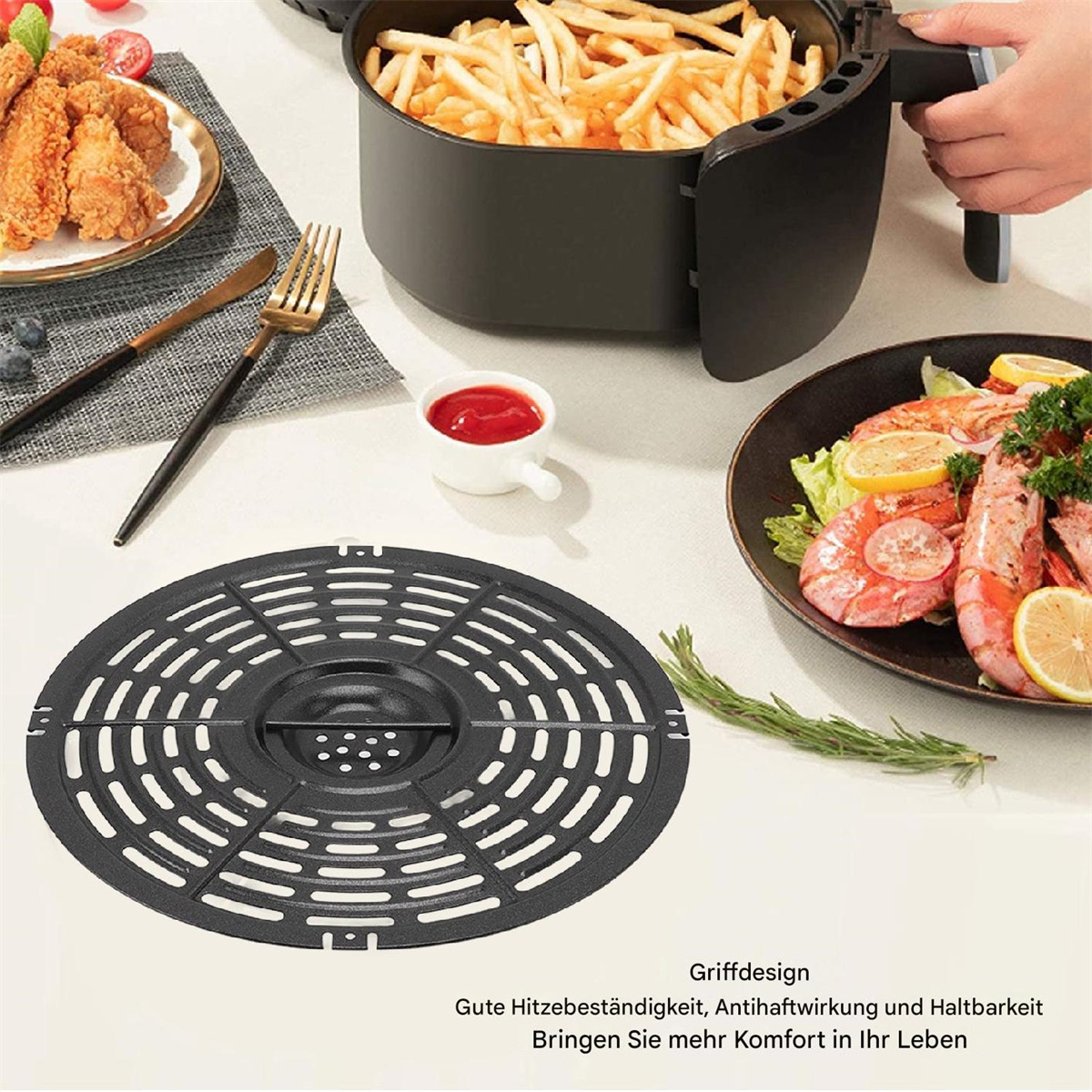 Schwarzes, geschlitztes Airfryer-Zubehör mit Essen auf einem Tisch. Weißer Hintergrund.