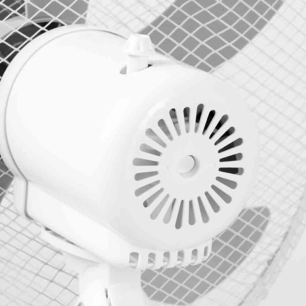 Nahaufnahme eines weißen Lüftermotors mit Schutzgitter. Der Lüfter ist aus.