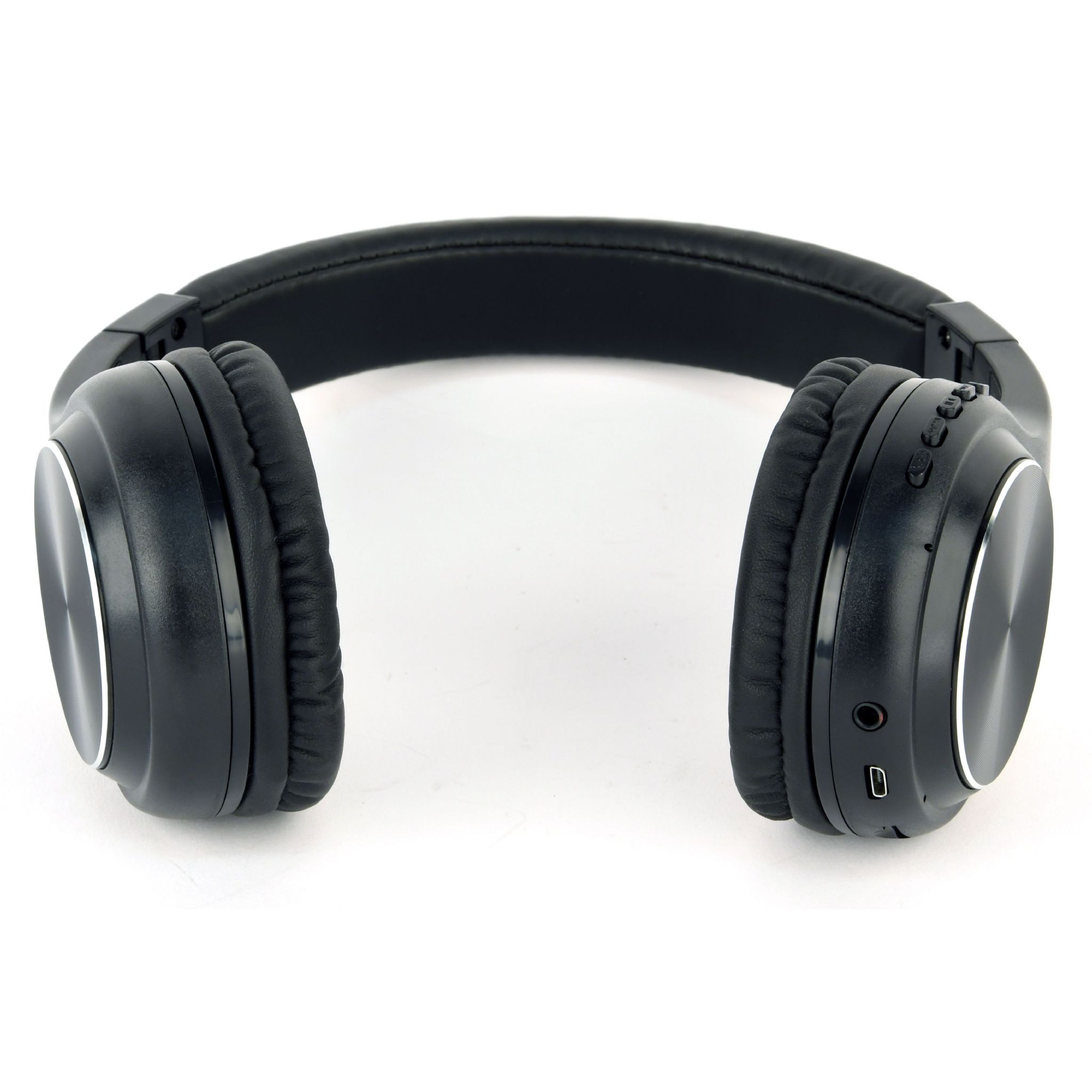 Auriculares negros con detalles plateados sobre una superficie blanca, inclinados hacia el espectador.