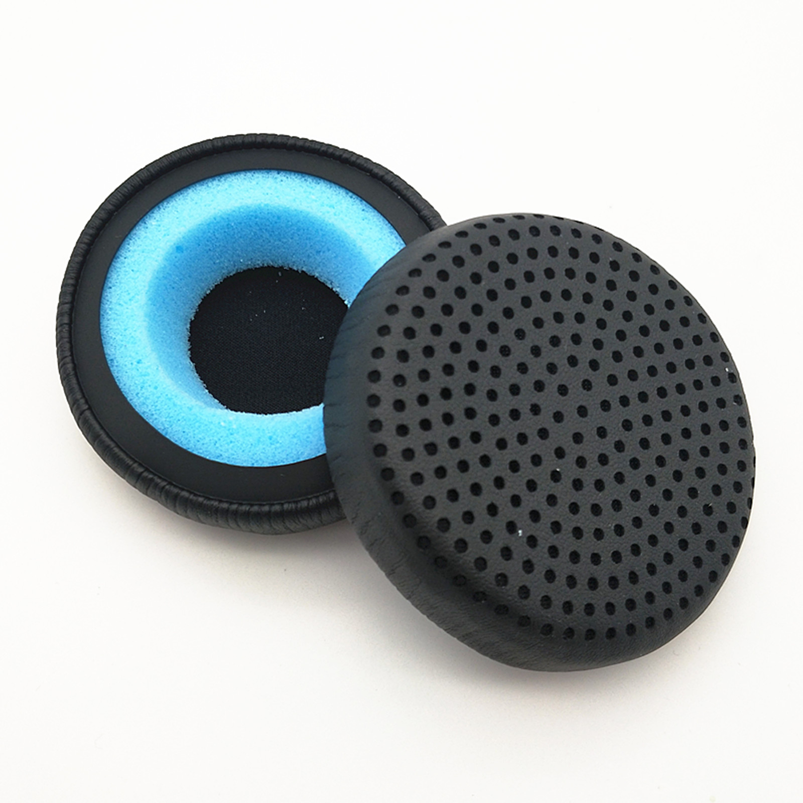 Due cuscinetti auricolari neri per cuffie, uno con interno in schiuma blu e uno con fori.