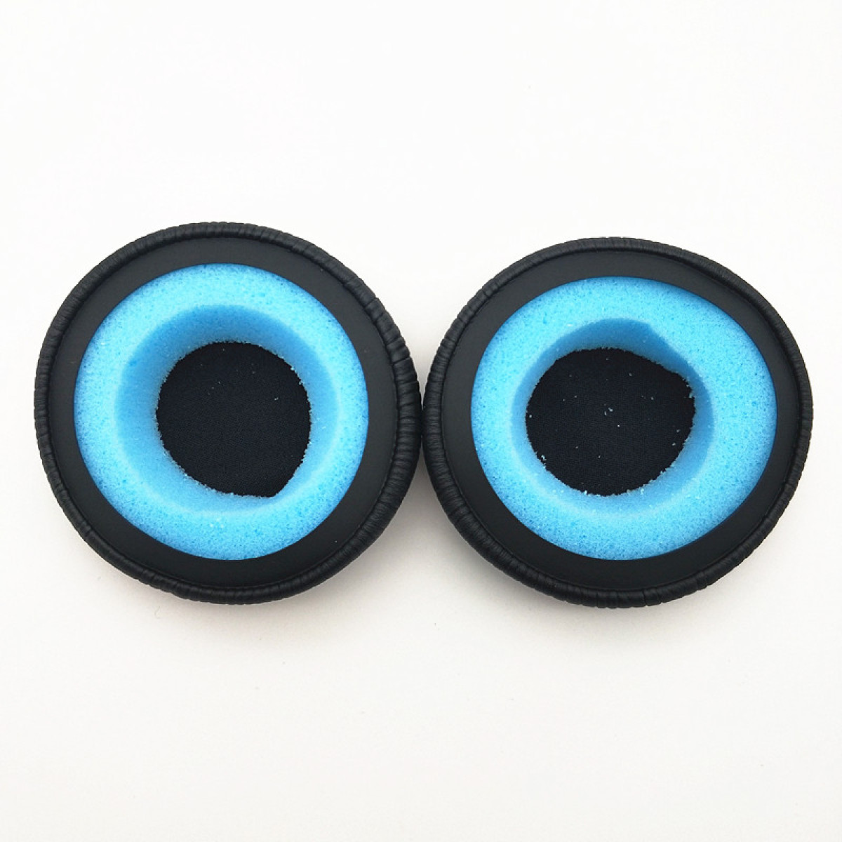 Due cuscinetti auricolari rotondi con centri in schiuma blu e bordi neri.