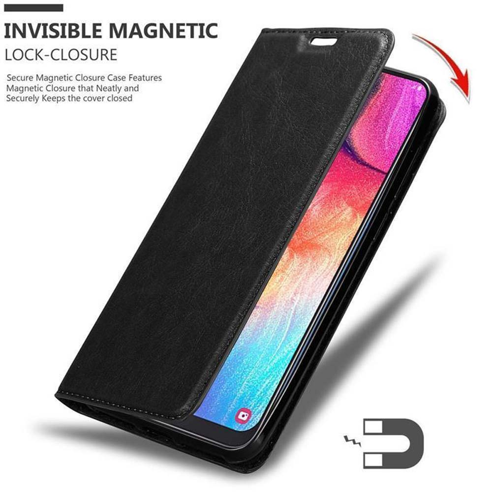 Schwarze Handyhülle geöffnet, zeigt ein Telefon. Es verfügt über einen unsichtbaren Magnetverschluss.