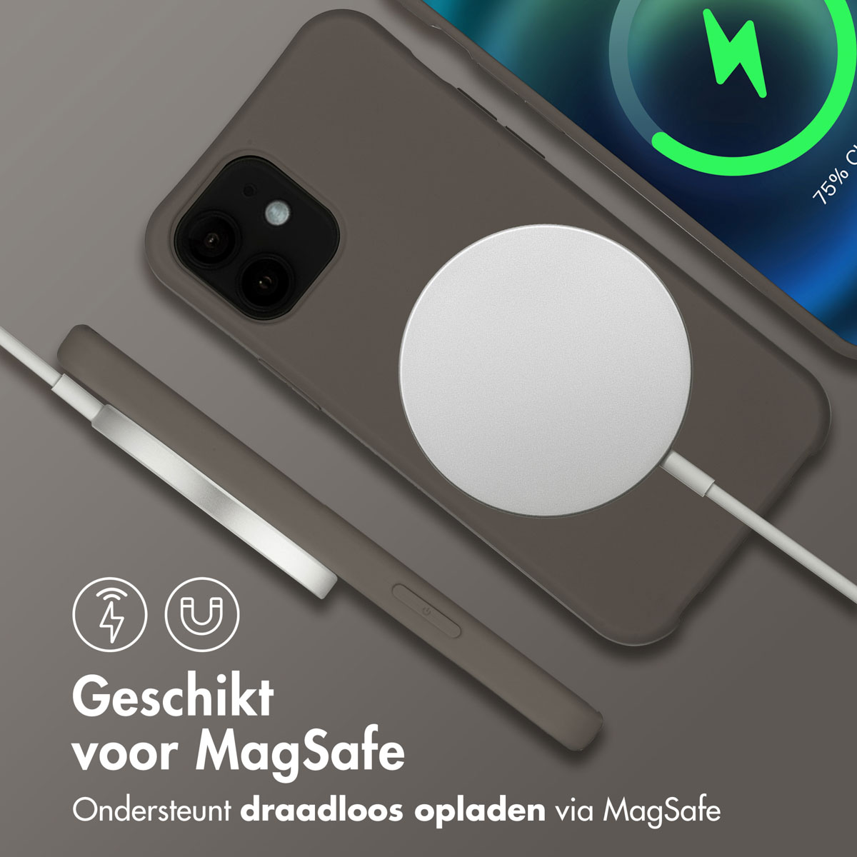 Telefoon met bruine hoes, draadloze oplader op grijze ondergrond. Tekst: 'Geschikt voor MagSafe'.