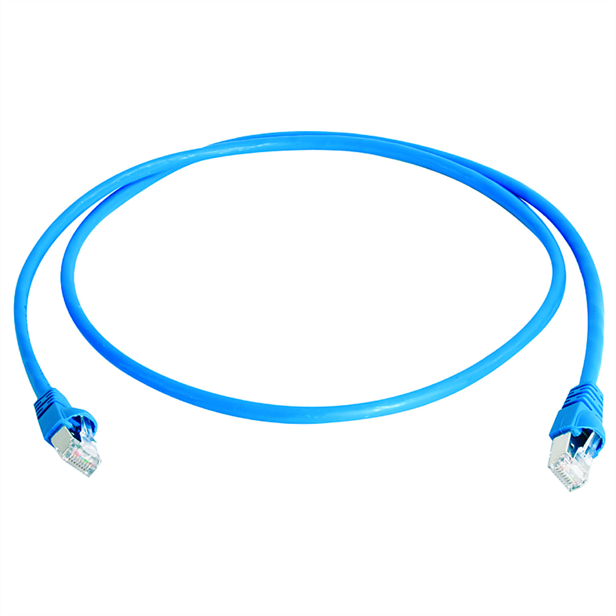 Un câble Ethernet bleu avec des connecteurs aux deux extrémités, sur fond blanc.