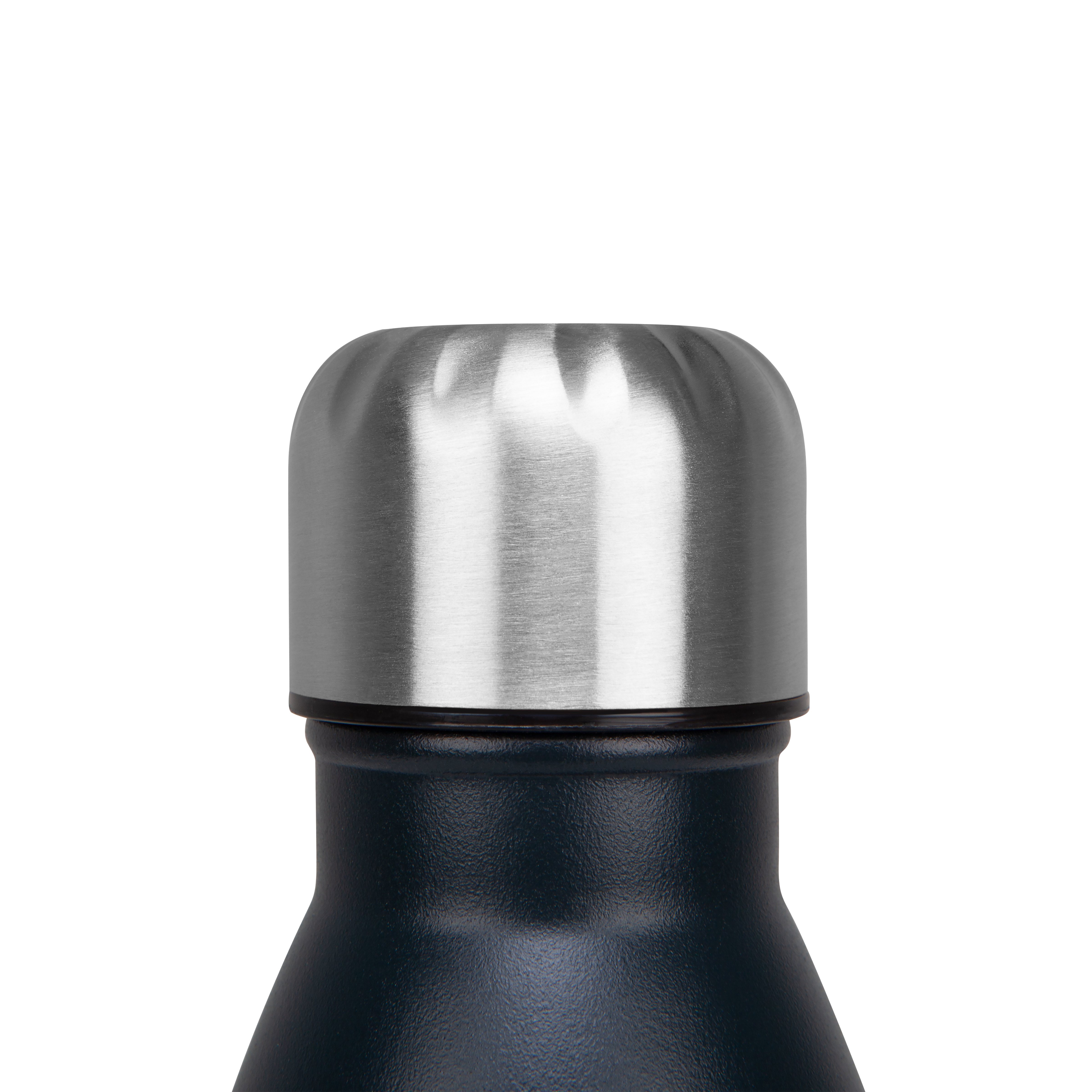 Primer plano de la parte superior de una botella de agua. Tapa plateada, botella azul oscura.