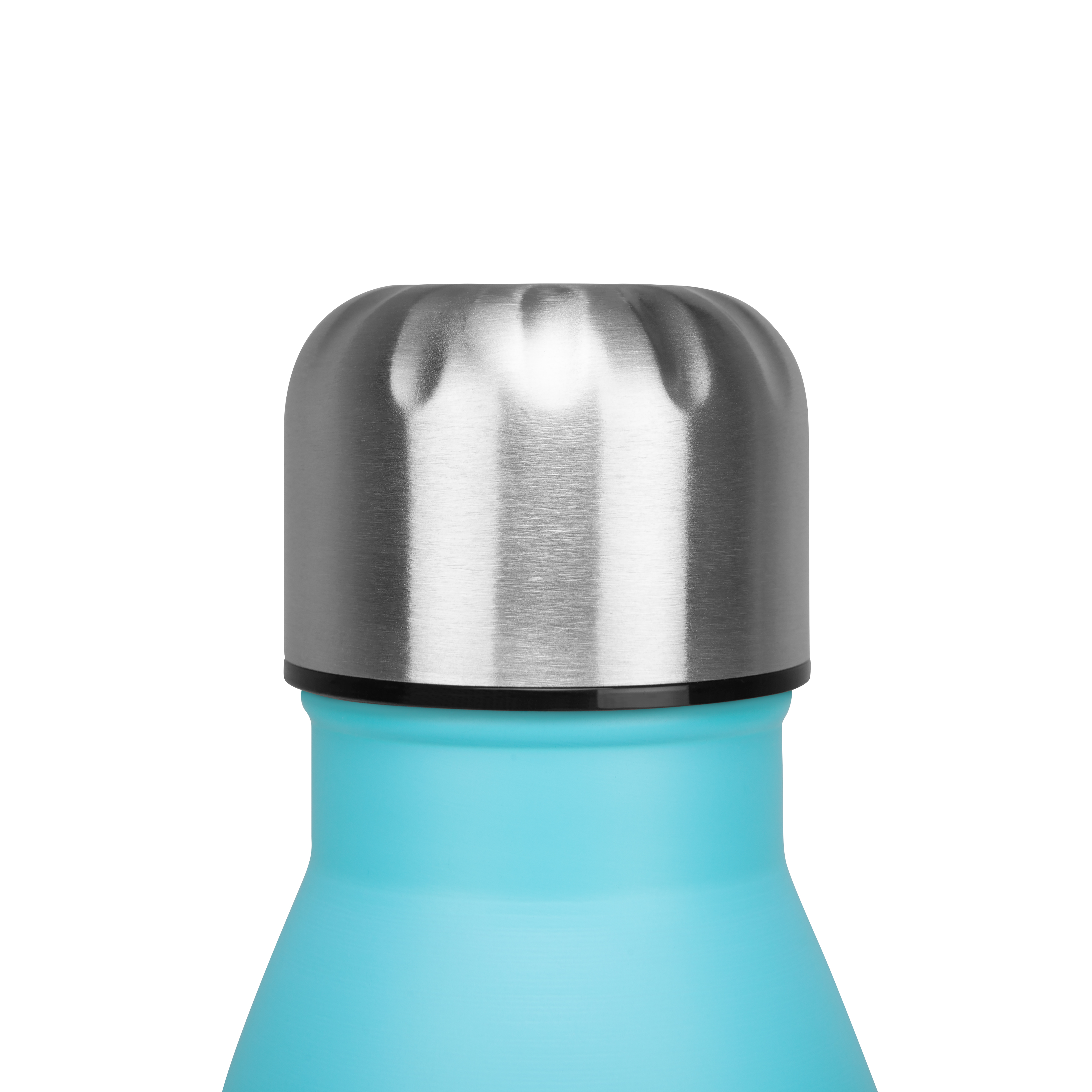 Primer plano de una botella de agua azul con tapa plateada metálica. La botella está sobre fondo blanco.