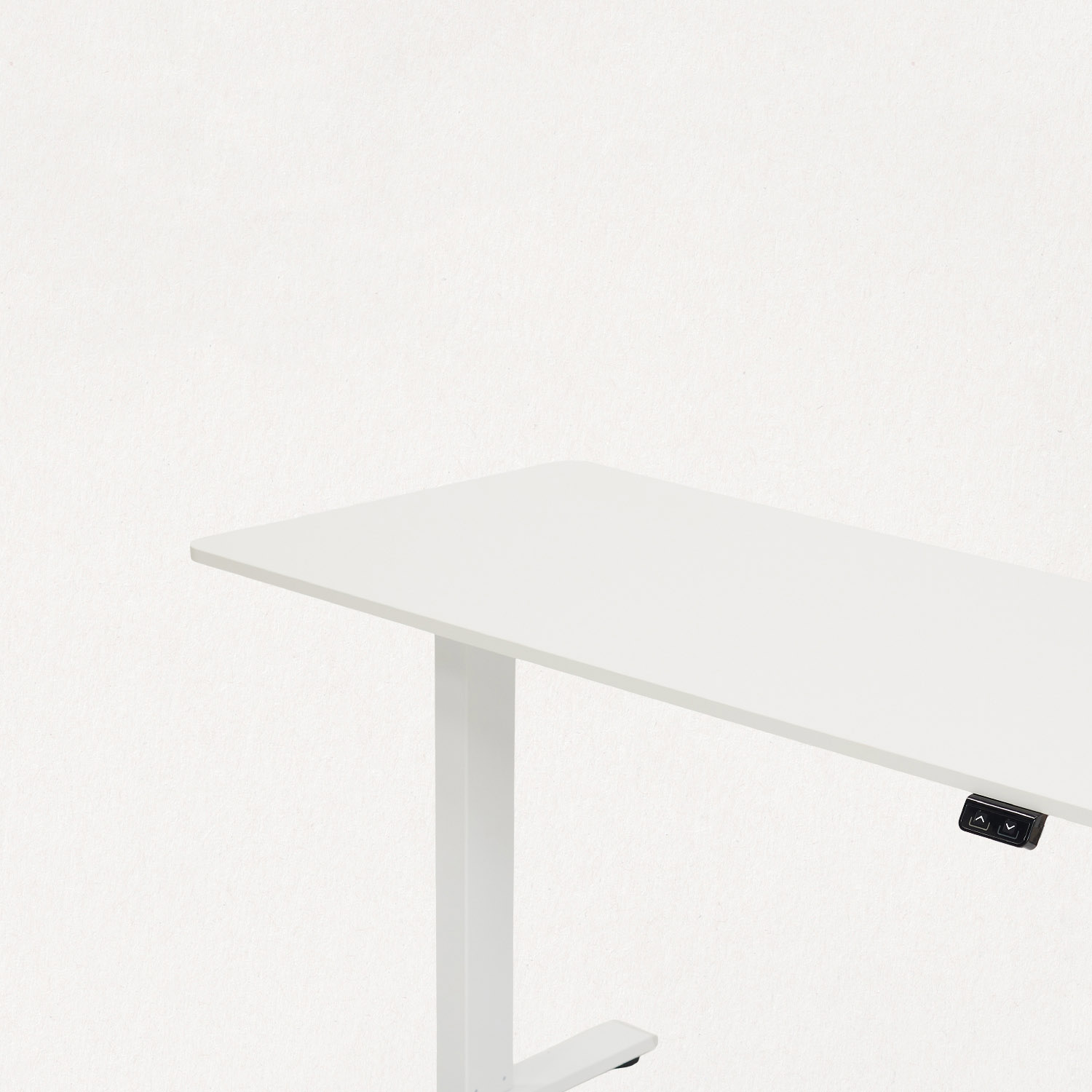Een wit zit-sta bureau. Het bureau staat in de hoek. De achtergrond is wit.