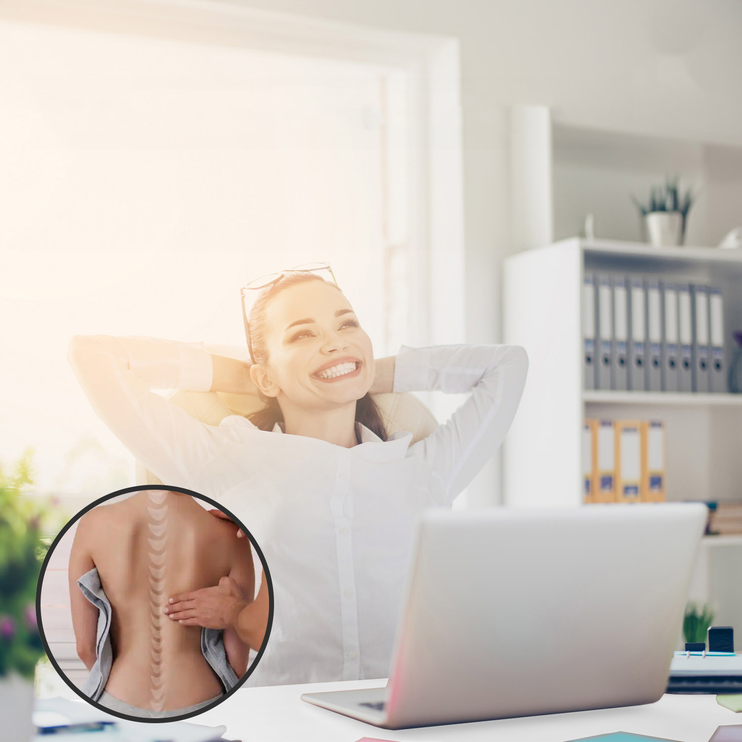 Vrouw zit aan bureau, glimlachend, handen achter hoofd, laptop ervoor. Ruggegraatbeeld.