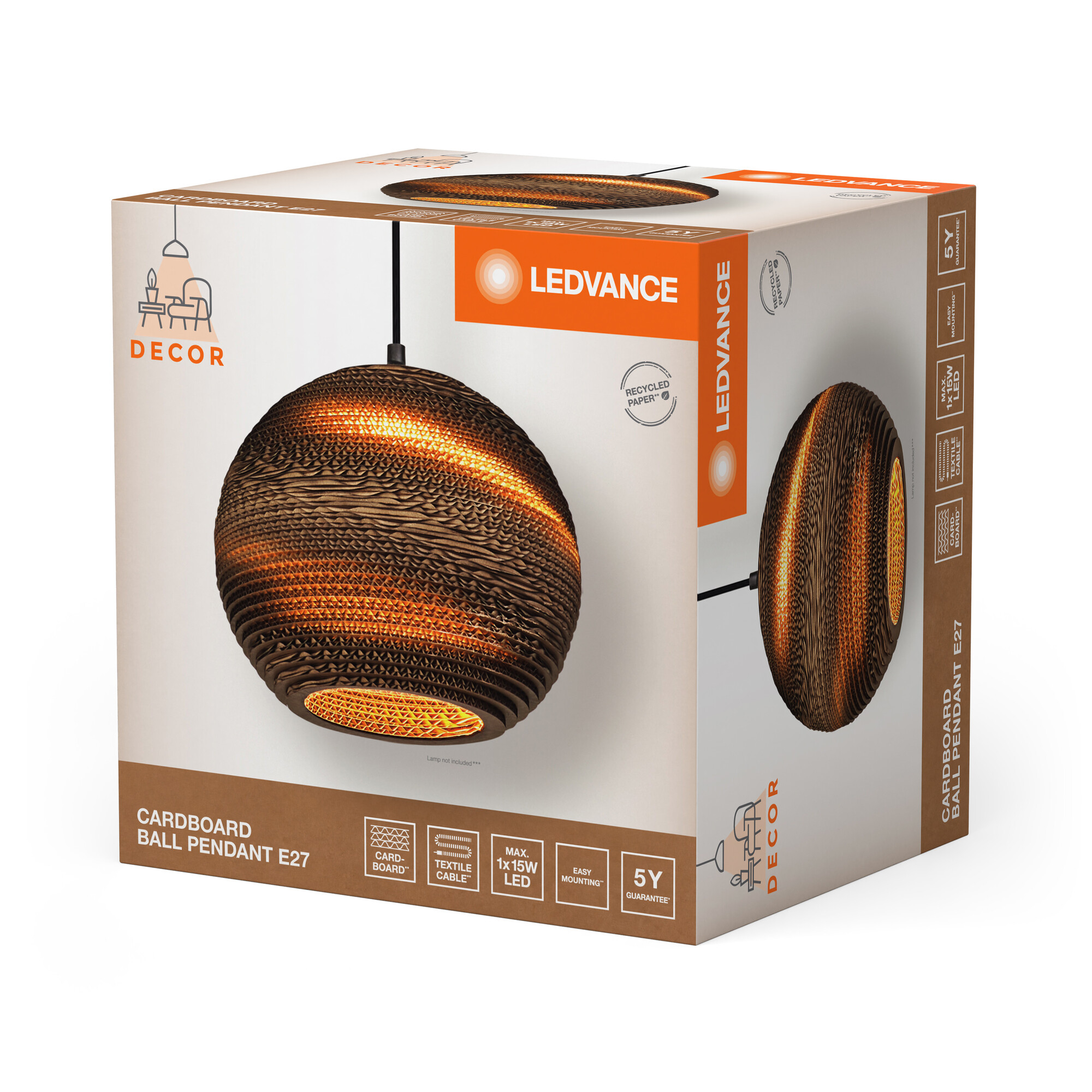 Karton-Pendelleuchte in einer Box. Die Lampe ist braun, rund und hat eine strukturierte Oberfläche mit orangem Schein.
