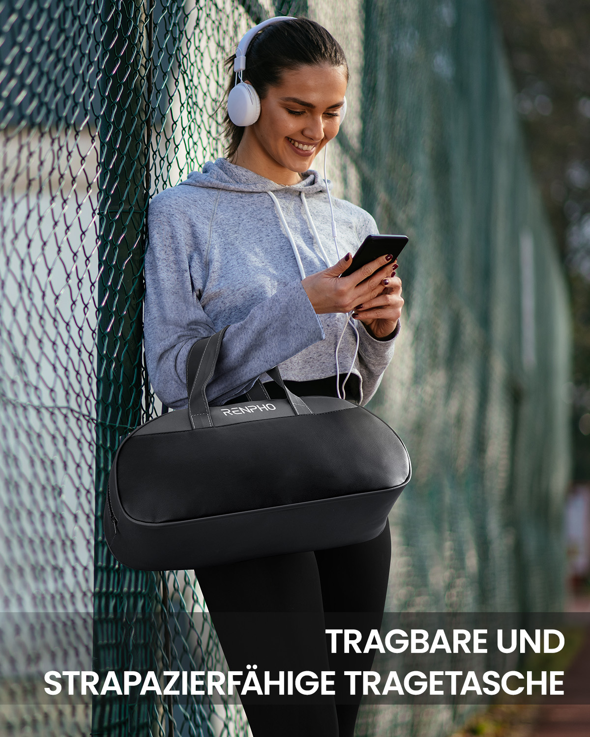 Frau mit Kopfhörern, die ein Telefon benutzt, und eine schwarze Sporttasche.
