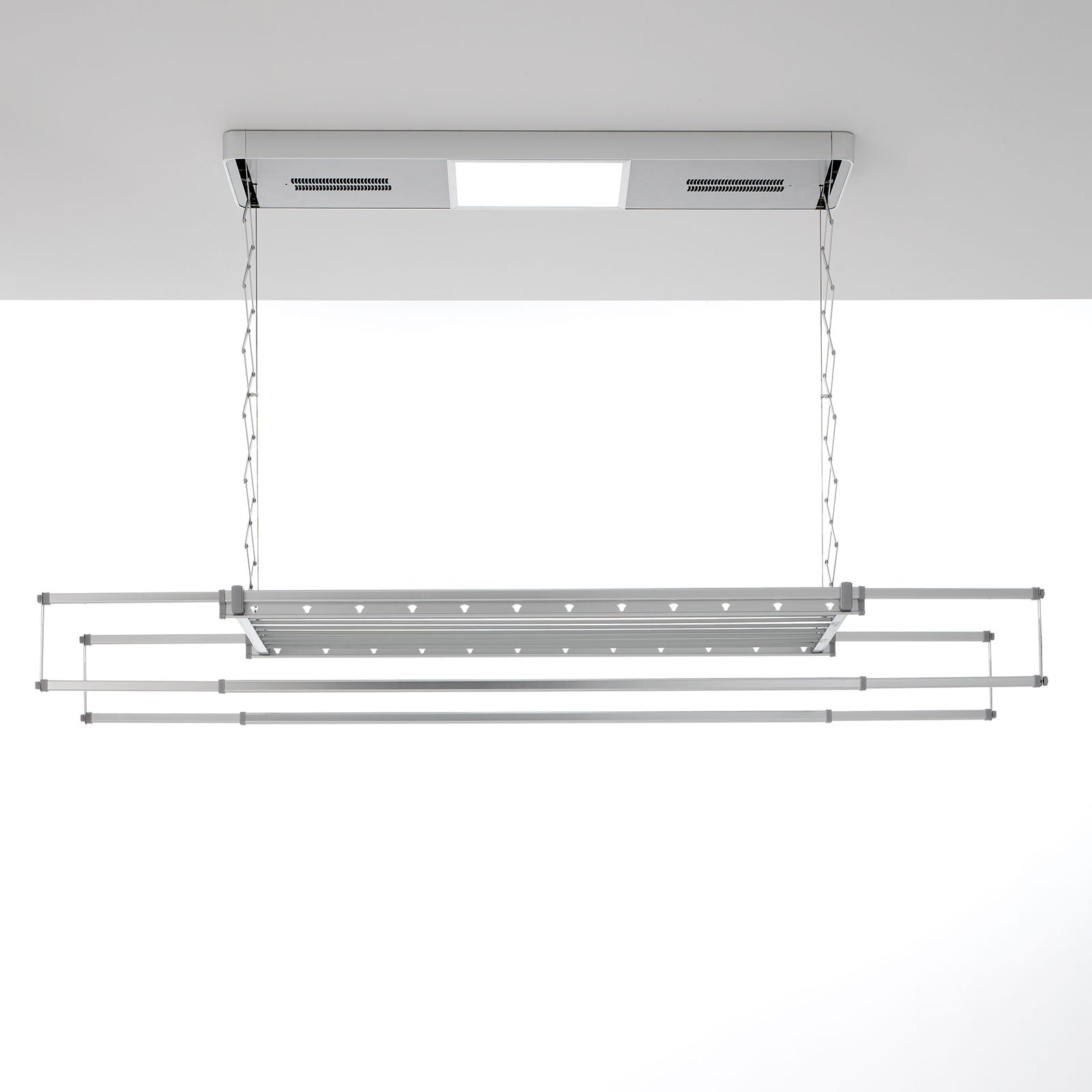Un'asciugatrice a soffitto con più barre, sospesa a catene, e un apparecchio di illuminazione sopra.