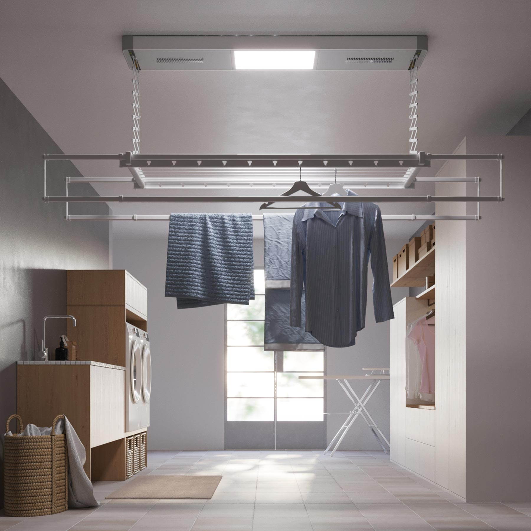 Lavanderia con stendibiancheria a soffitto. Panni appesi. Lavatrice a sinistra.