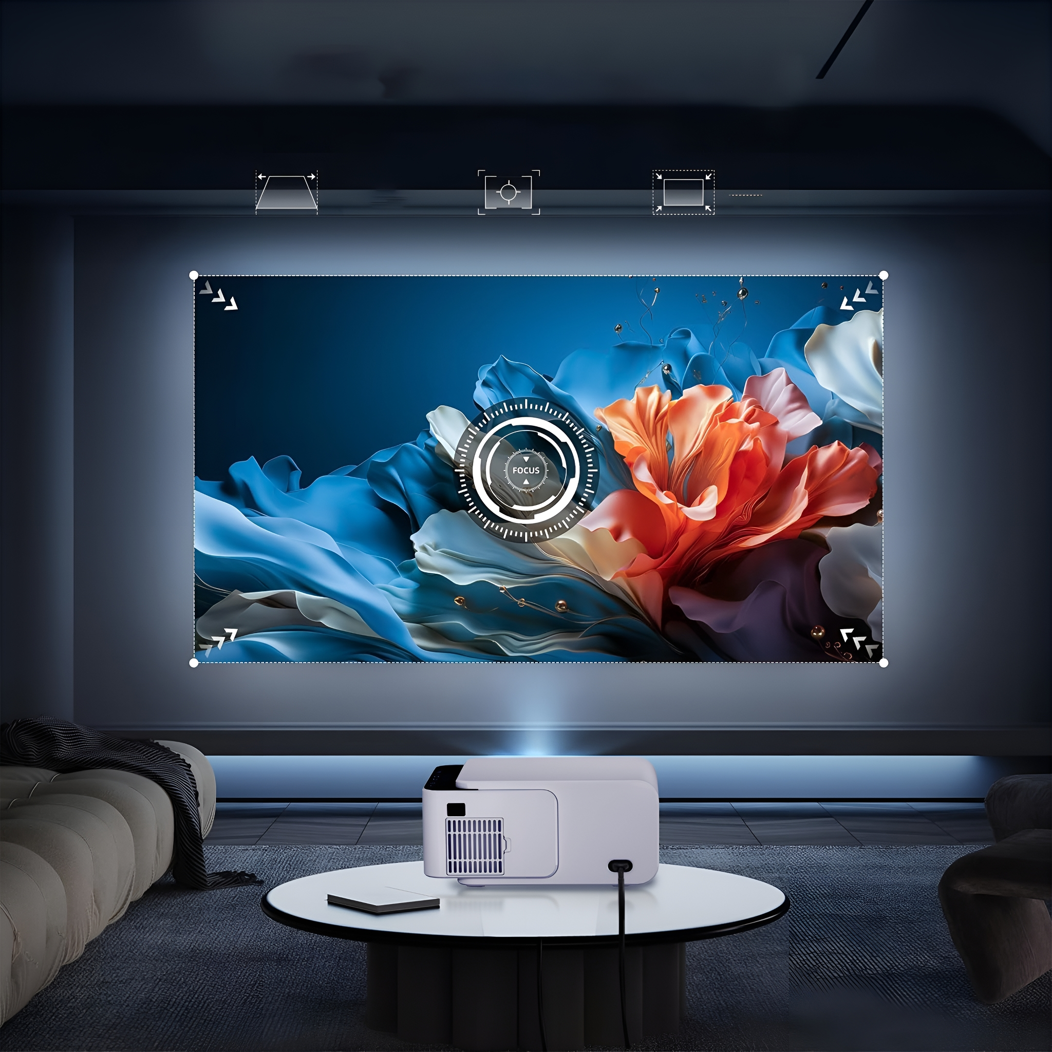 Ein Projektor, der ein Bild auf einer großen Leinwand anzeigt, mit einer Couch und einem Tisch im Raum.