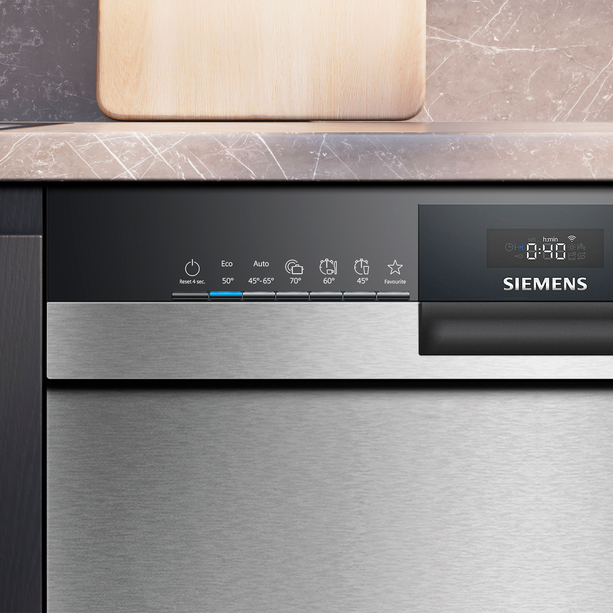 Nahaufnahme des Bedienfelds des Siemens-Geschirrspülers. Anzeige zeigt die Zeit. Knöpfe sind beschriftet.