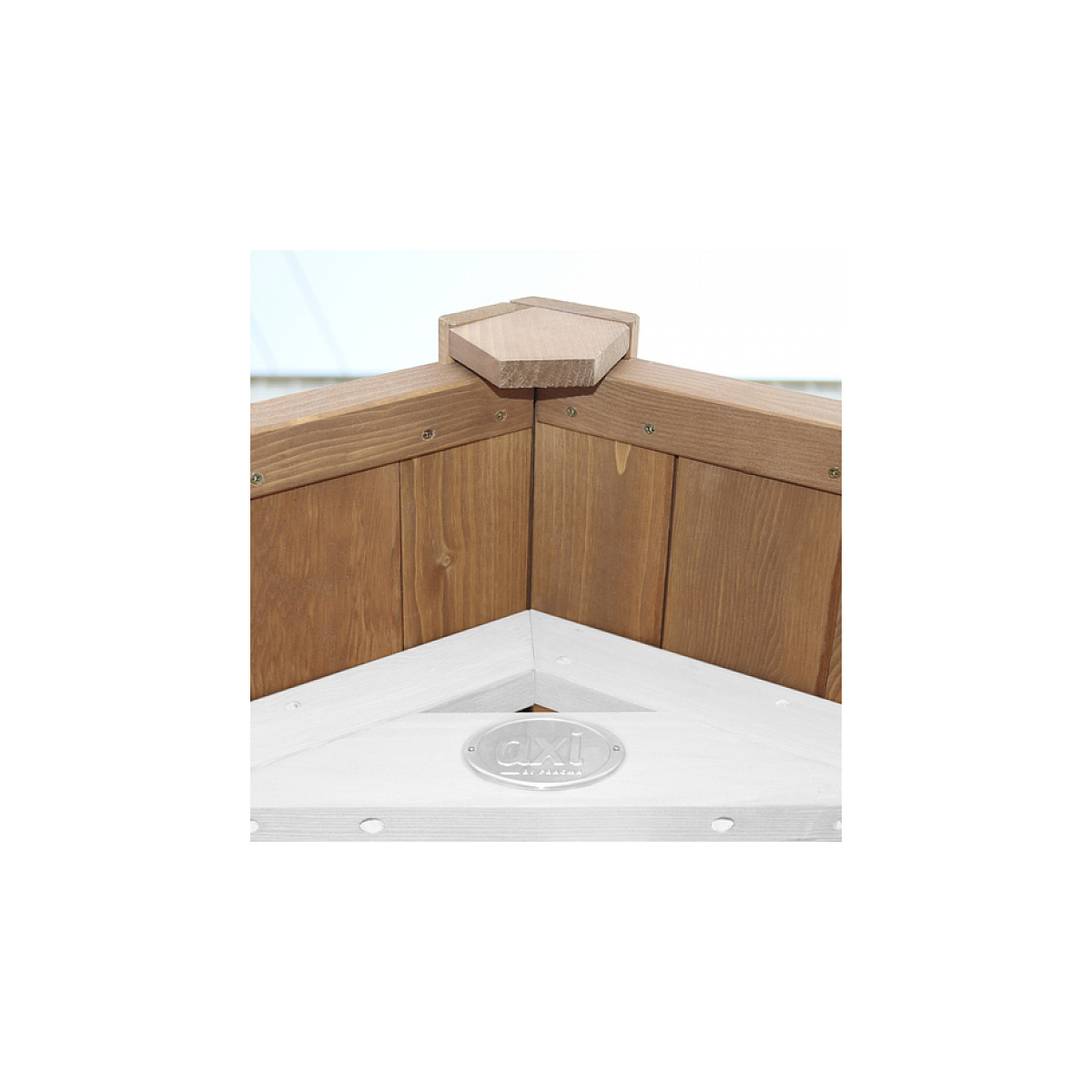 Nahaufnahme einer Ecke einer Holzkonstruktion. Zeigt Holzdetails und eine Metallplatte.