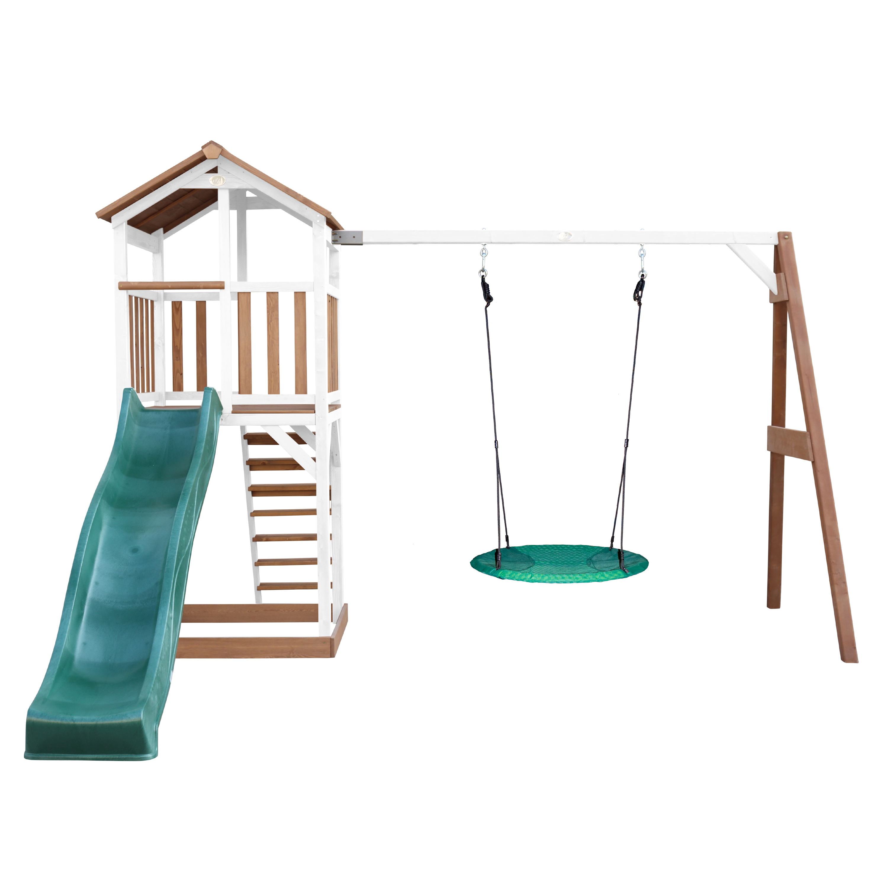 Ein Holzspielplatz mit Rutsche und Schaukel. Der Spielplatz hat einen Turm mit hausähnlicher Struktur.