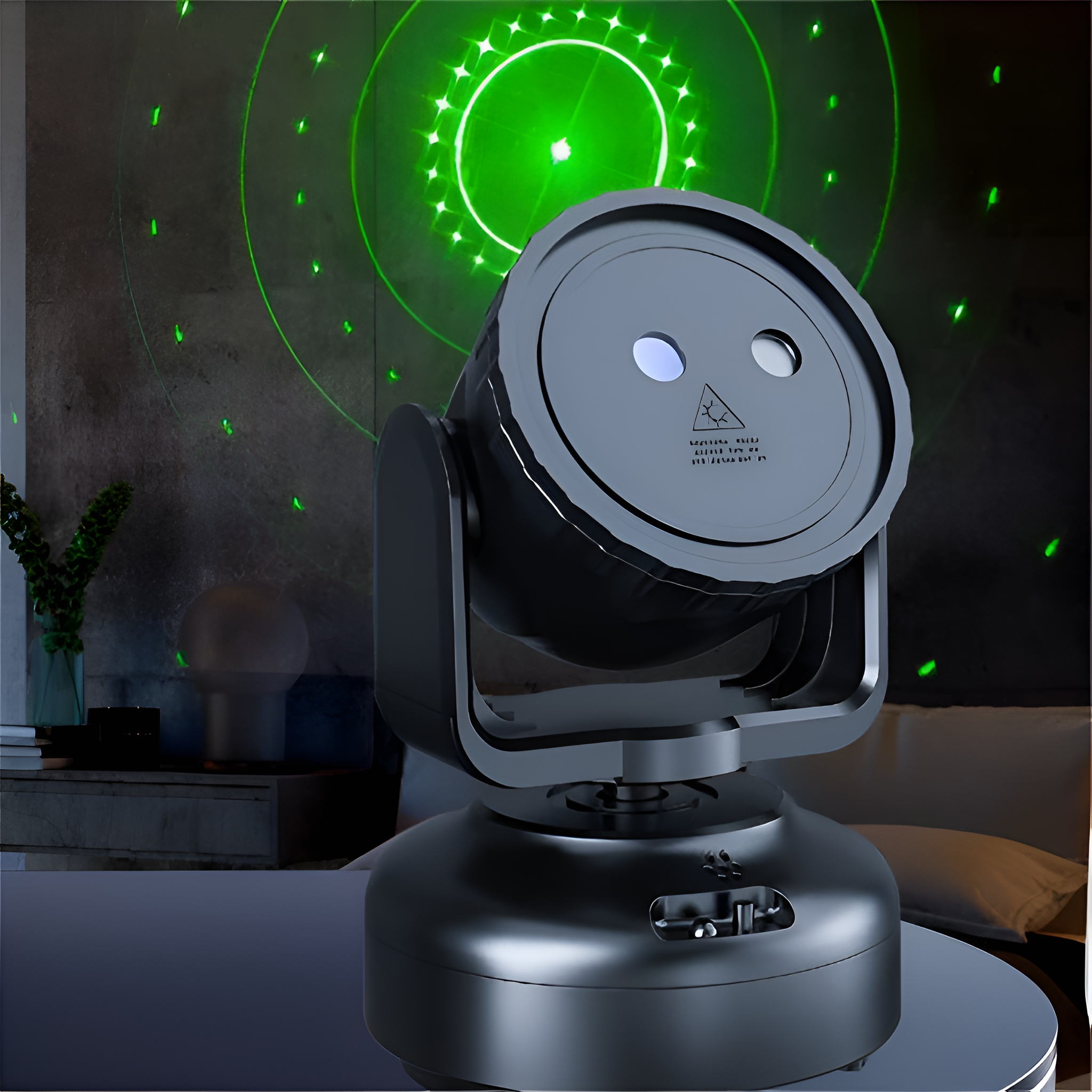 Schwarzer Laserprojektor mit grünem Laserlicht. Auf einem Tisch an der Wand.