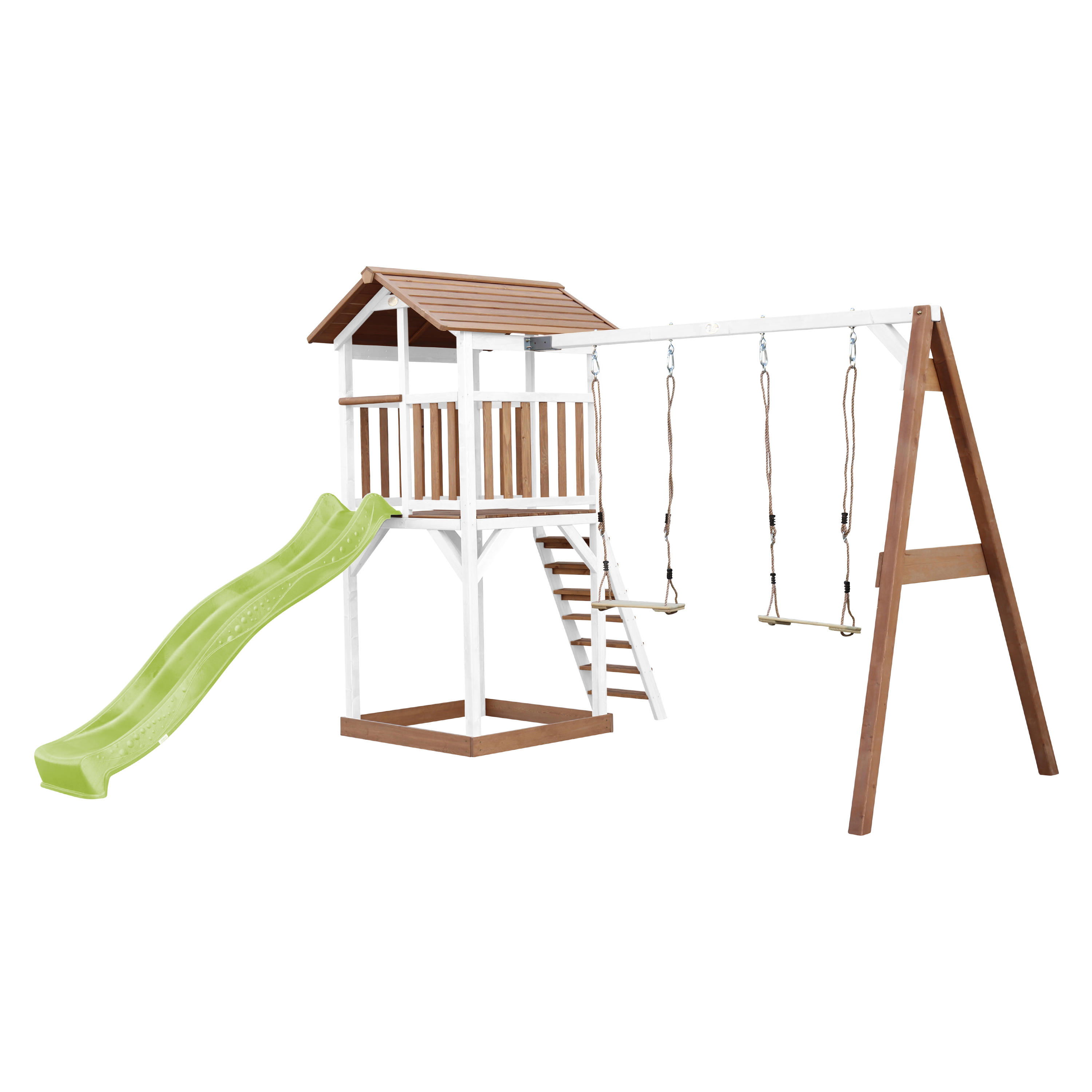 Spielplatz aus Holz mit Rutsche, Schaukeln und Klettergerüst. Braun und weiß. Weißer Hintergrund.