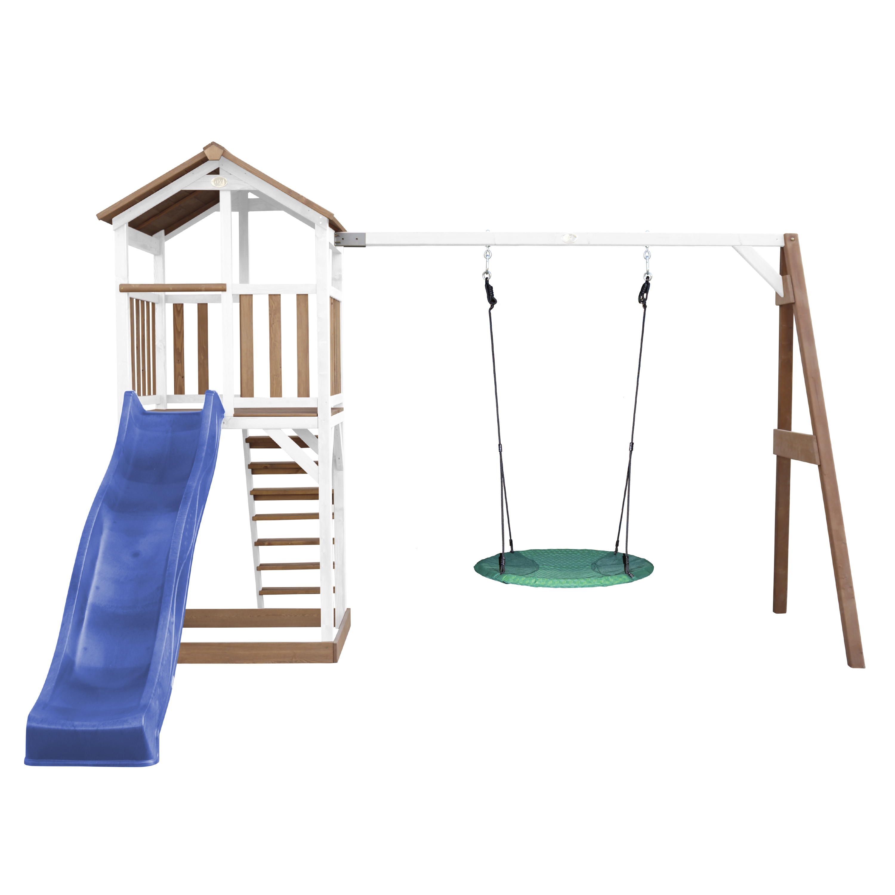 Ein hölzernes Spielplatzset mit Rutsche, Treppe und Schaukel, isoliert auf Weiß.