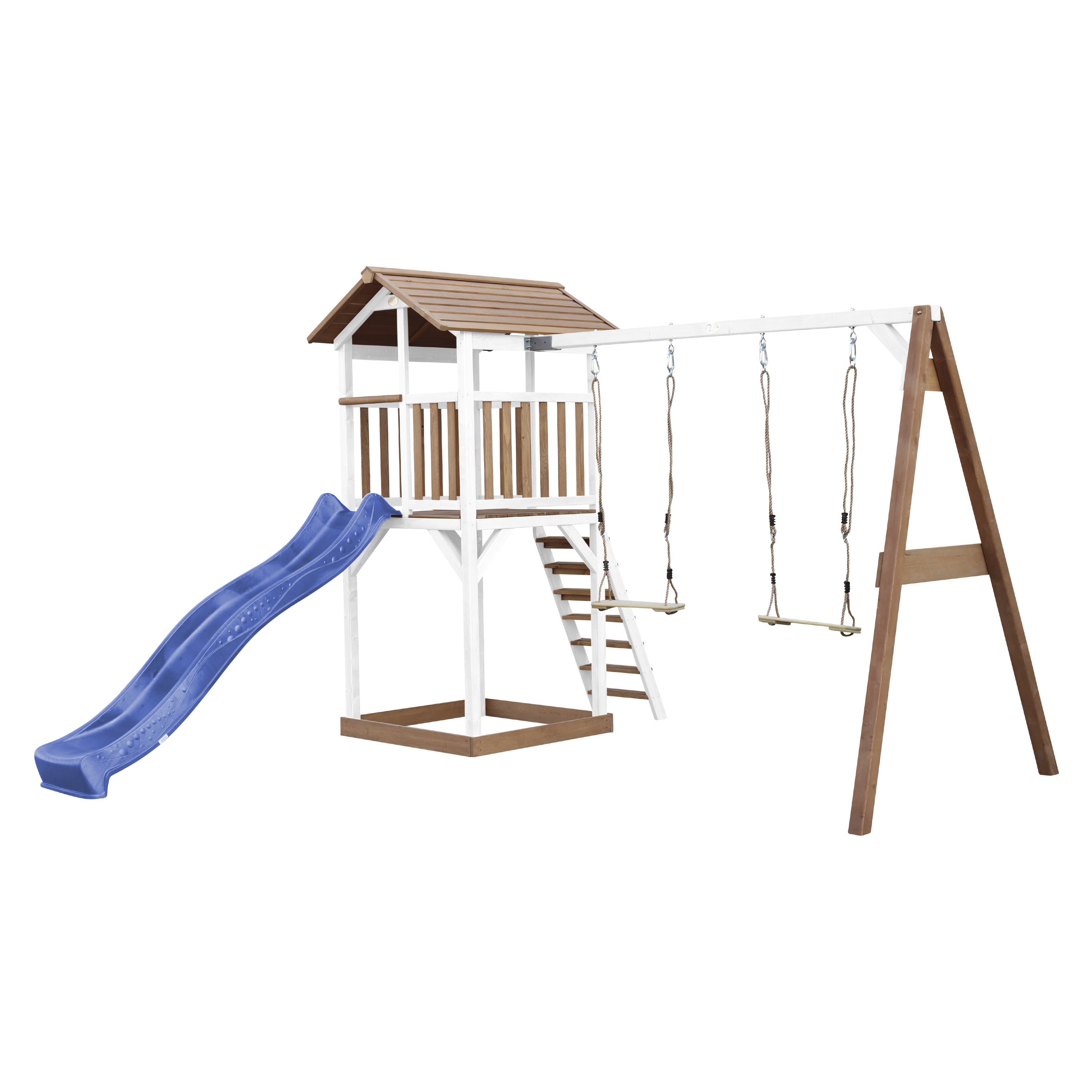 Ein hölzernes Spielset mit Rutsche, Turm, Schaukeln und einer Kletterleiter, alles vor weißem Hintergrund.