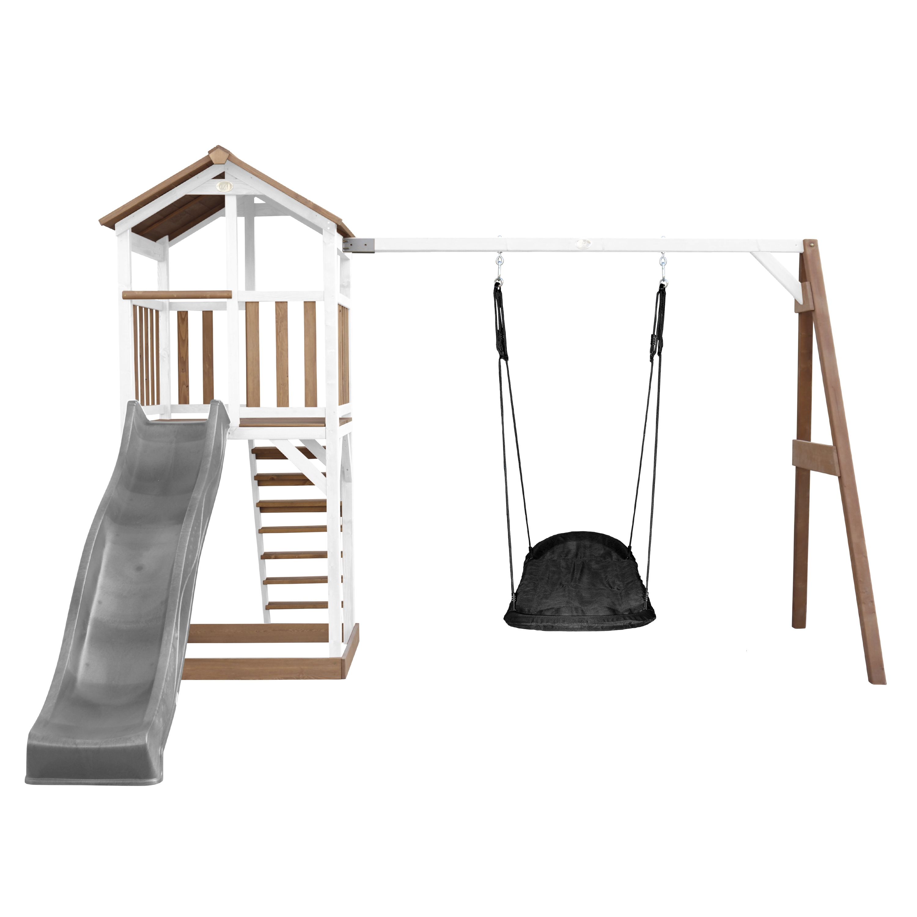 Spielplatz aus Holz mit Rutsche, Treppe und Schaukeln. Er befindet sich auf weißem Hintergrund.