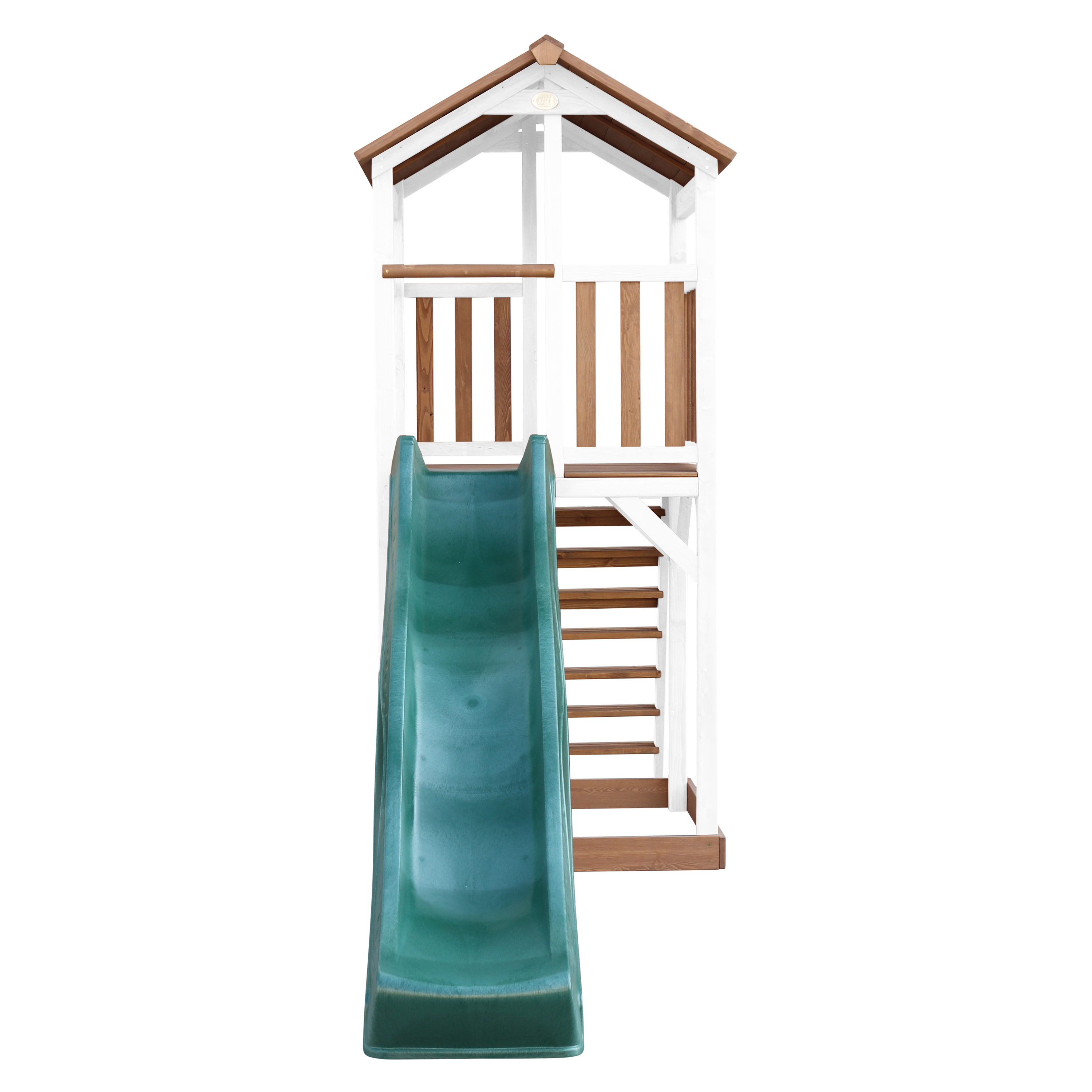 Ein Holzspielhaus mit grüner Rutsche und Treppe auf weißem Hintergrund.