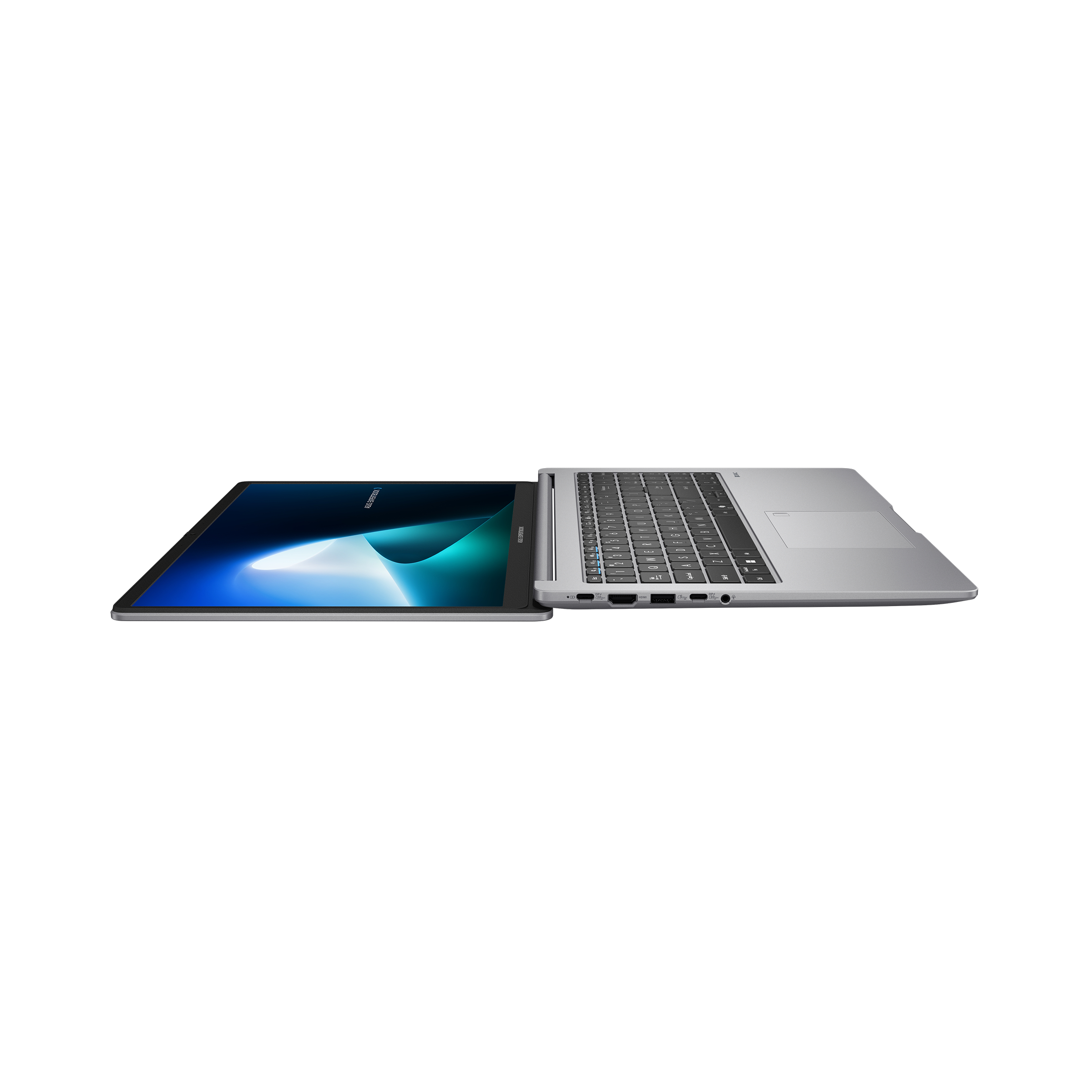 Laptop argentato aperto ad angolo, vista laterale, sfondo bianco.
