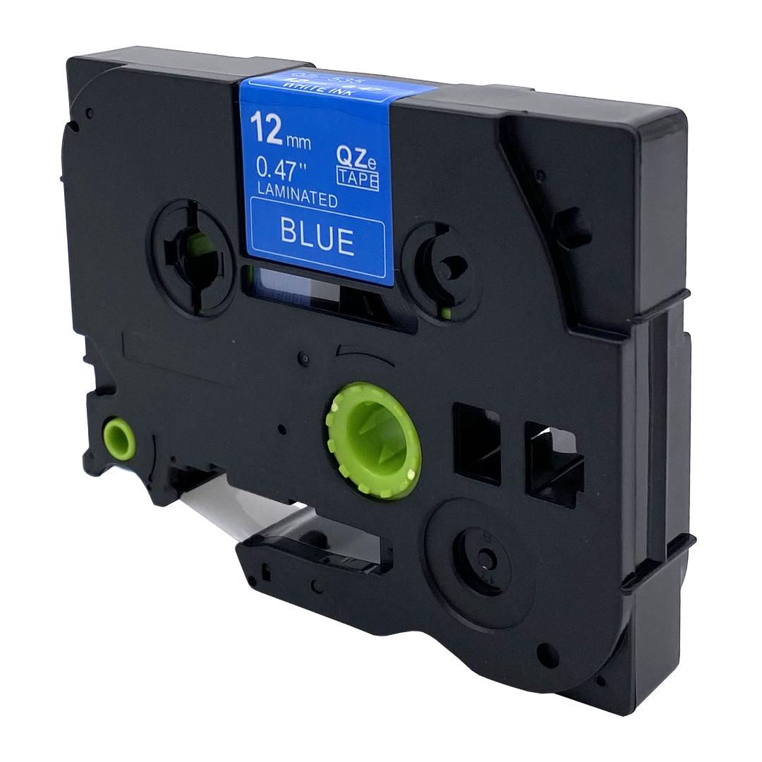 Zwarte labelmaker cartridge met blauwe tekst. Er staat 12mm 0.47" BLAUW GELAMINEERDE TAPE.