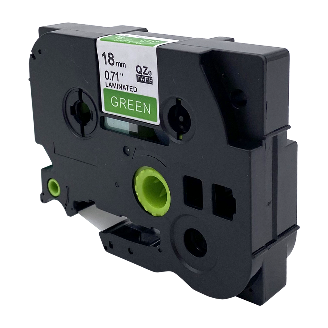 Zwarte labeltape cartridge met groen label. Tekst: 18mm 0.71" LAMINATED GREEN TAPE.