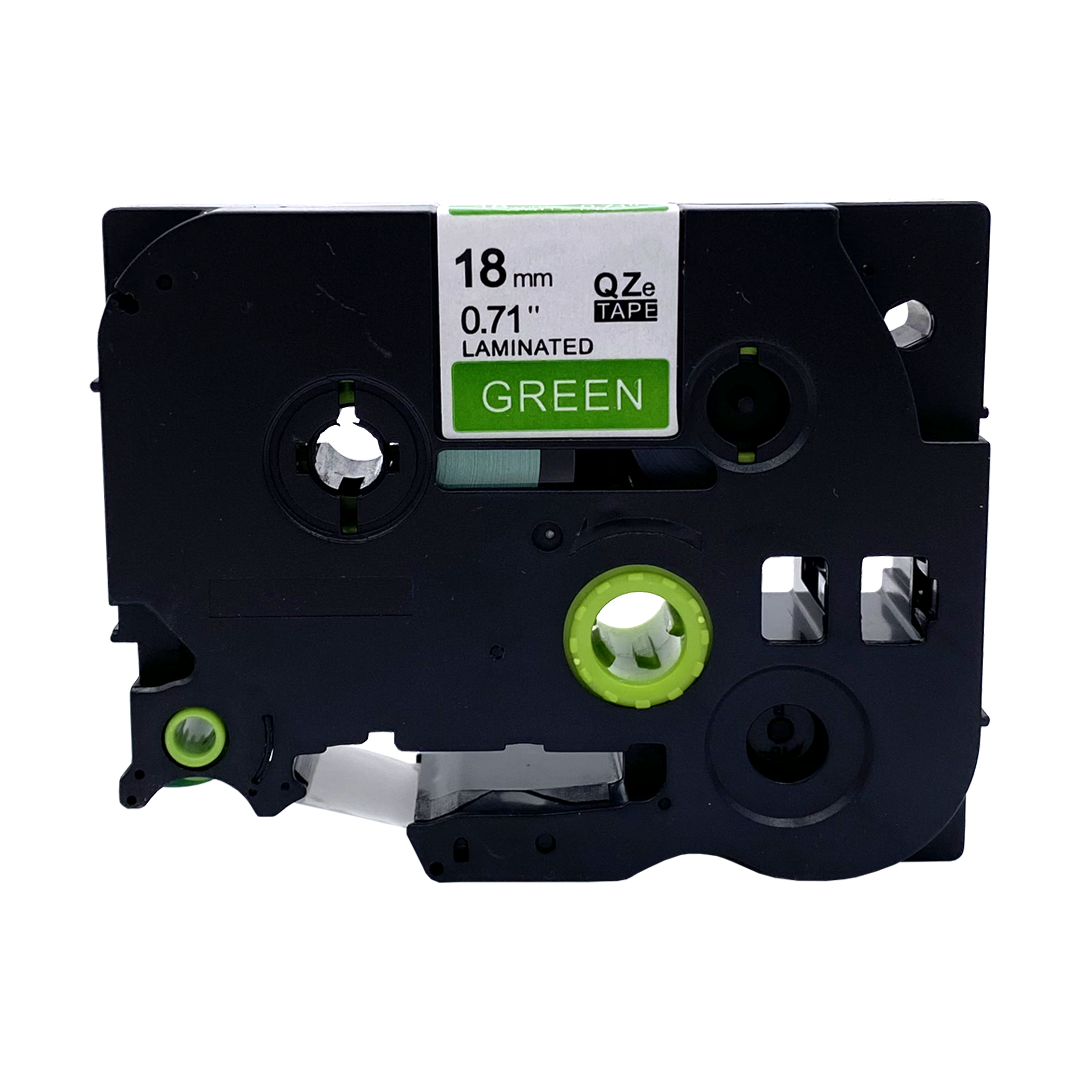 Zwarte en groene labeltape. Groene tekst op een witte achtergrond. Gelamineerd.
