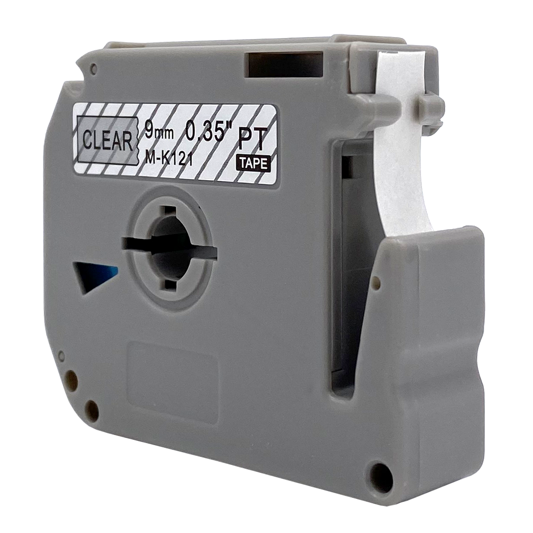 Grijze labelmaker cartridge met doorzichtige tape. Wit label, zwarte tekst. Witte achtergrond.
