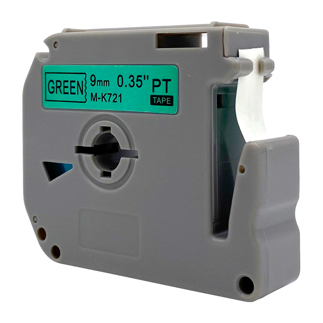 Een grijze labeltape cartridge met groene tekst en een groen label.