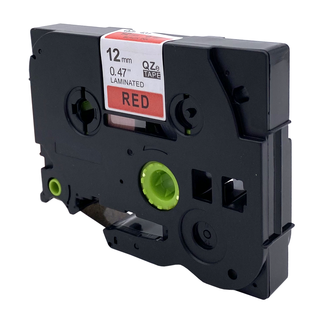 Zwarte labeltape cartridge met rood label. Tekst: 12mm 0.47" LAMINATED RED TAPE.