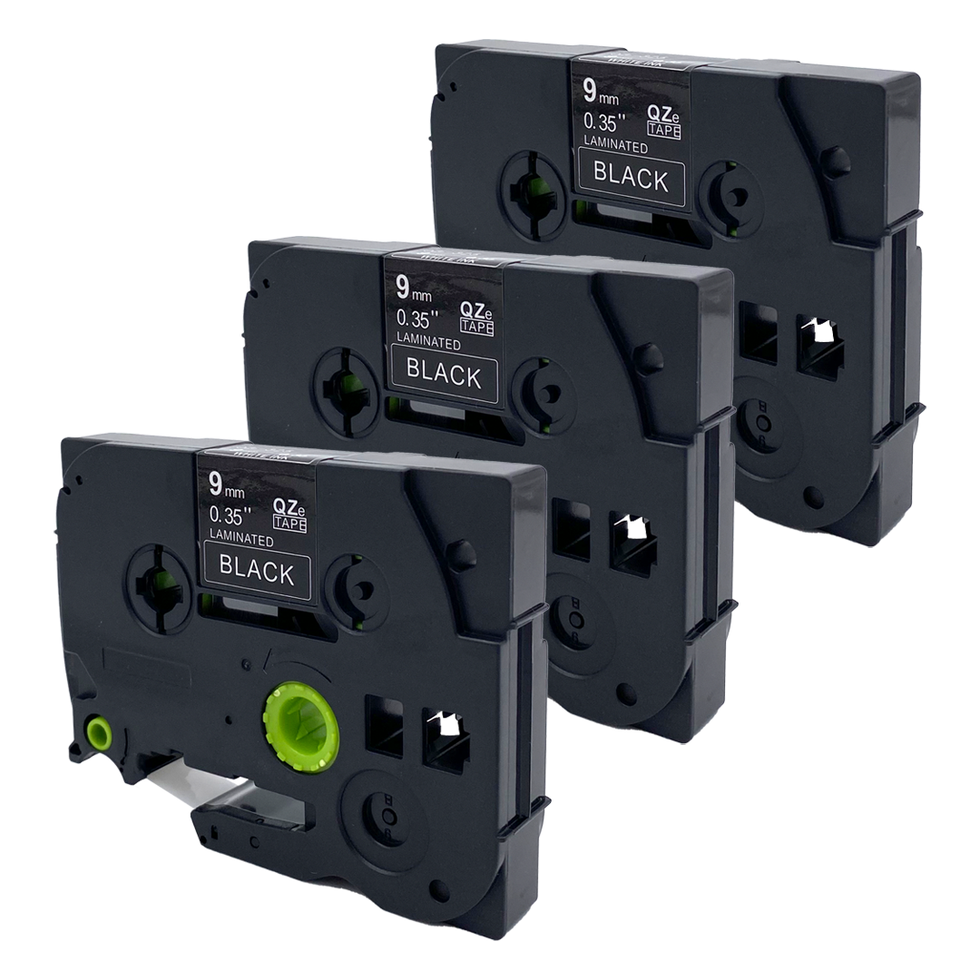 Drie zwarte labelmaker cartridges met zwarte labels, witte tekst en groene accenten.