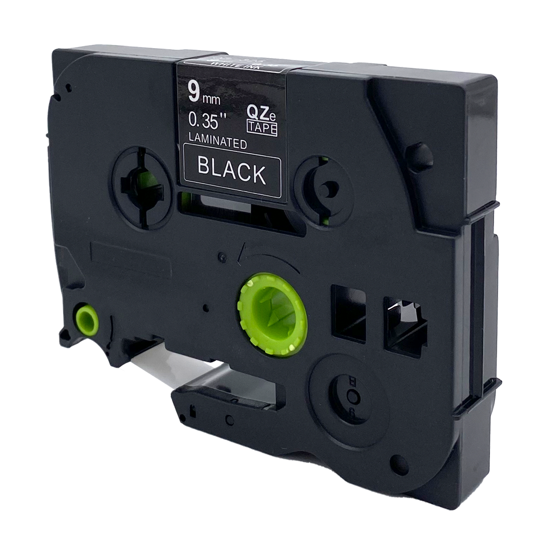 Een zwarte labeltape cartridge met witte tekst die BLACK luidt.