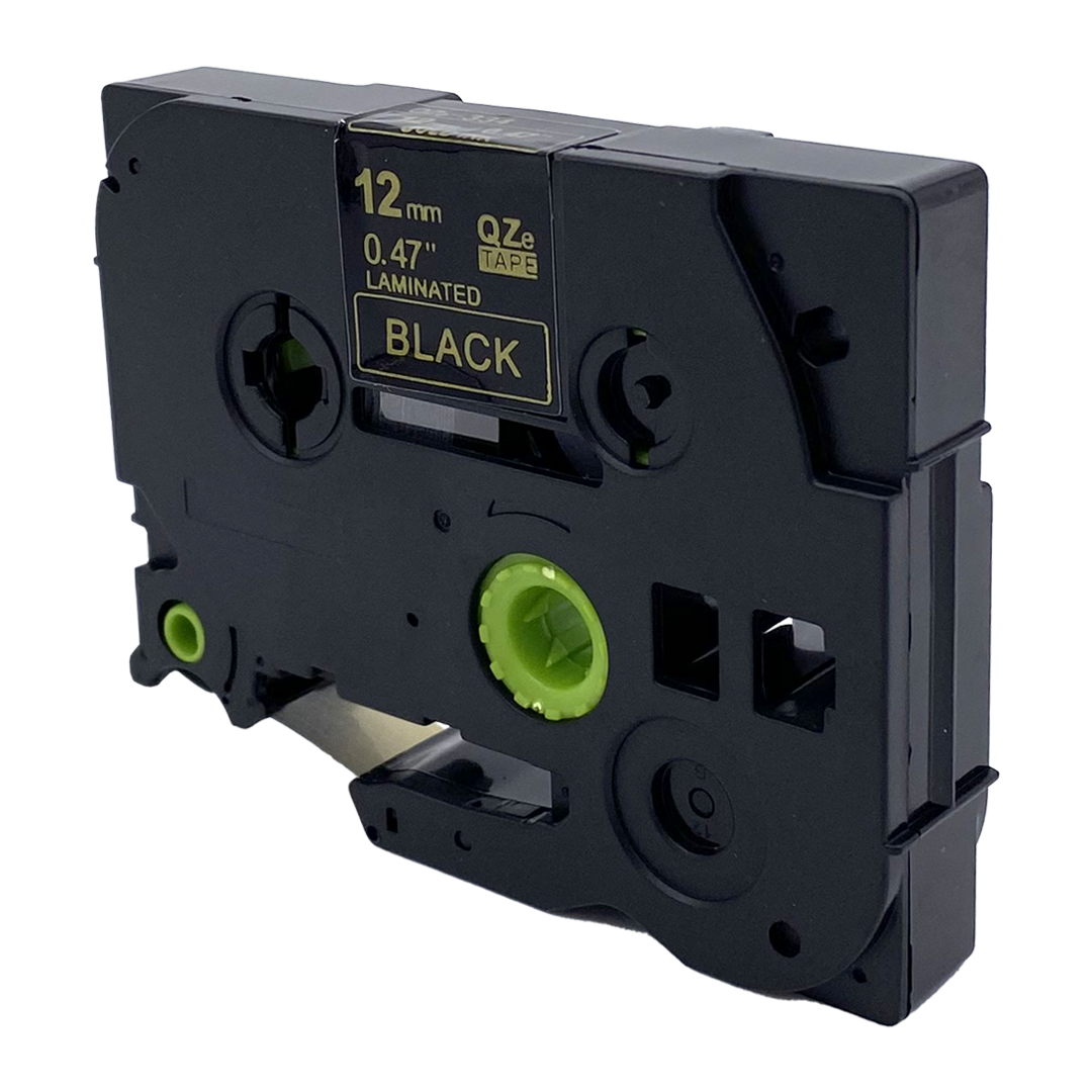 Zwarte labelmaker cartridge met zwarte tape en groene details. Witte achtergrond.