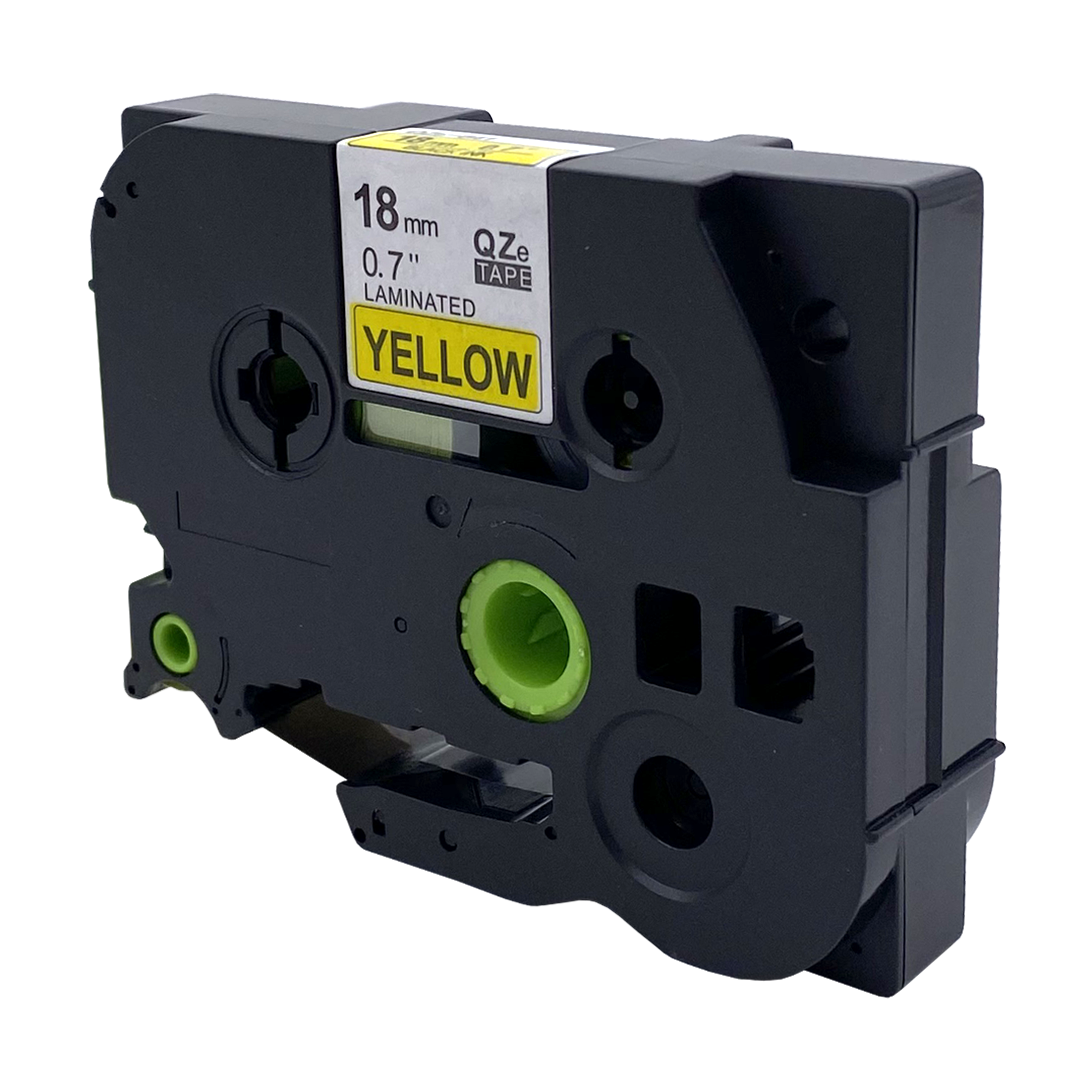 Zwarte labelmaker cartridge met geel label. Er staat 18mm 0.7" GELAMINEERD GEEL.