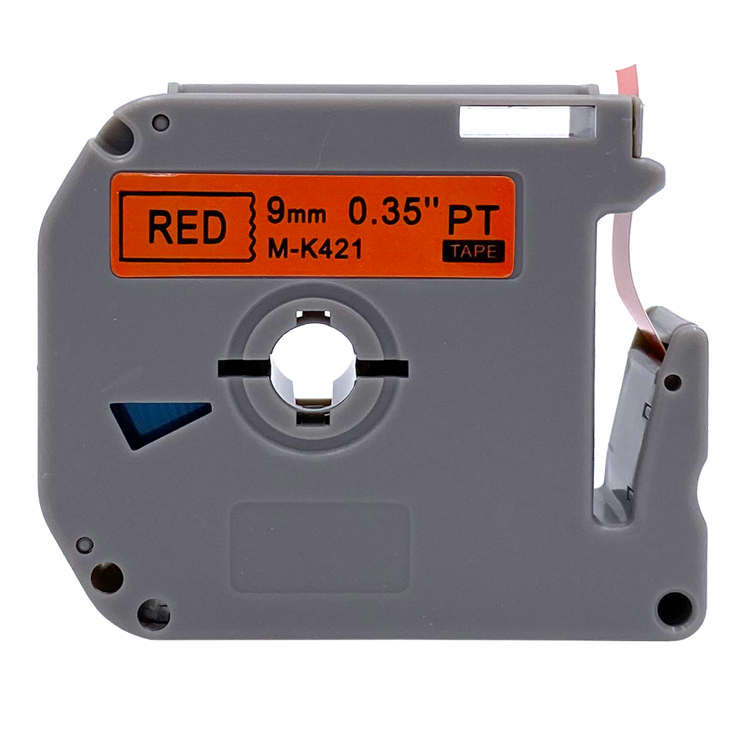 Grijze labelmaker cartridge met rood label en tape. Witte achtergrond.