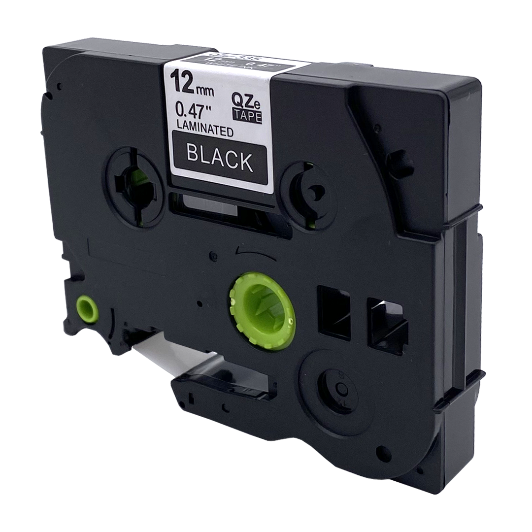 Zwarte labelmaker cartridge met zwart label. Er staat 12mm 0.47" GELAMINEERD ZWART.
