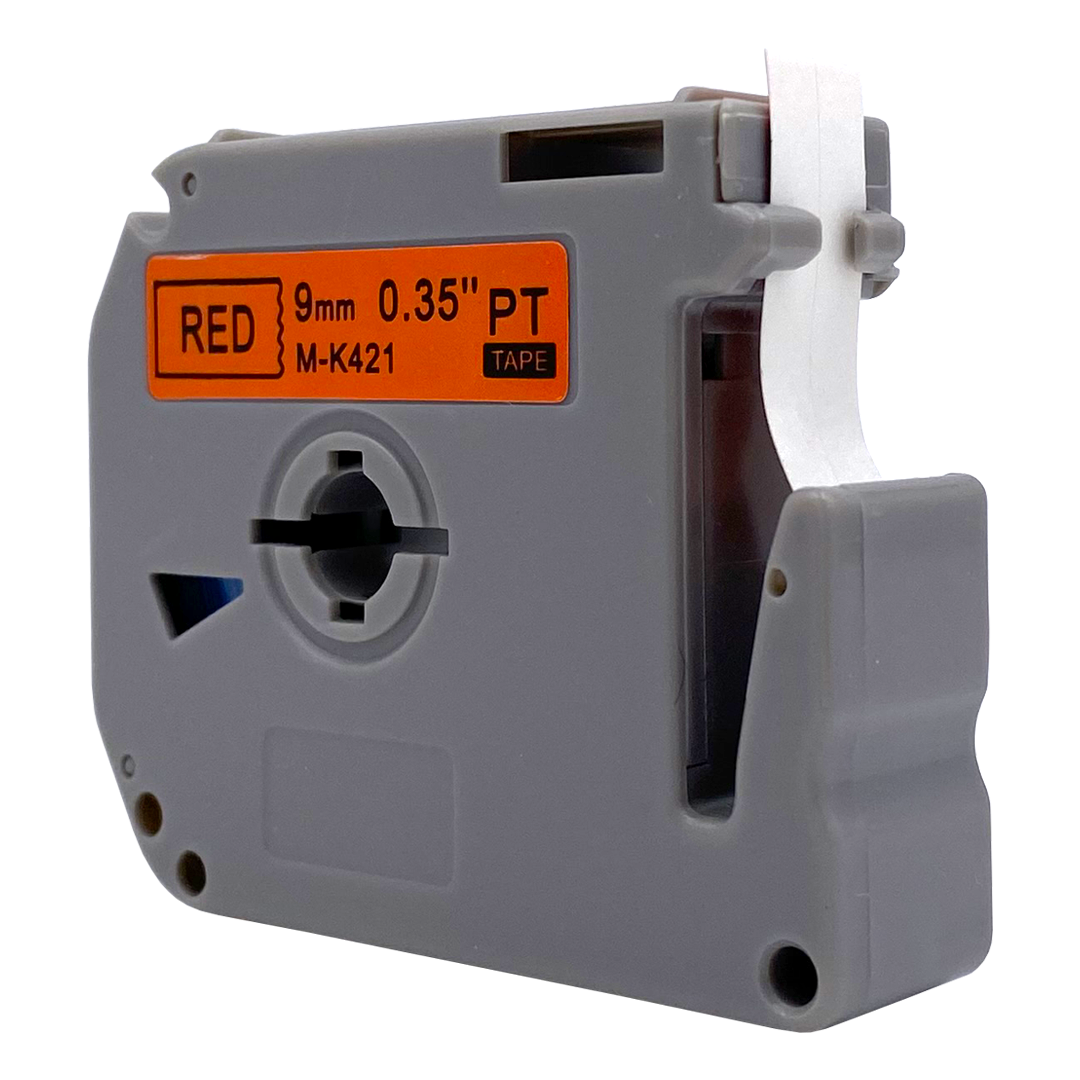 Grijze labelmaker tape cartridge met rode tekst. Schuine weergave. Witte achtergrond.